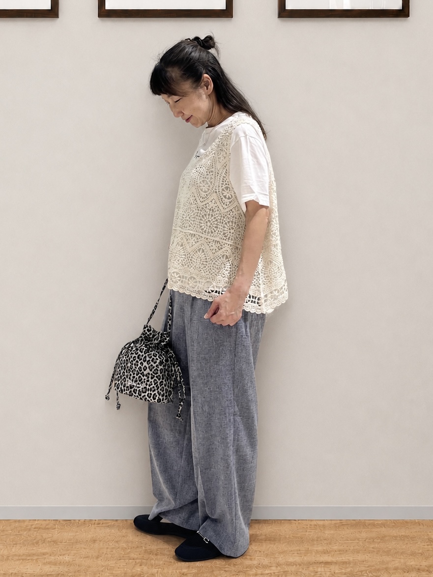 まつみさんの「SHOO･LA･RUE｜【2点セット/体型カバー】瞬間レイヤードコーデが完成 クロシェ編みベスト+ロゴT」を使ったコーディネート