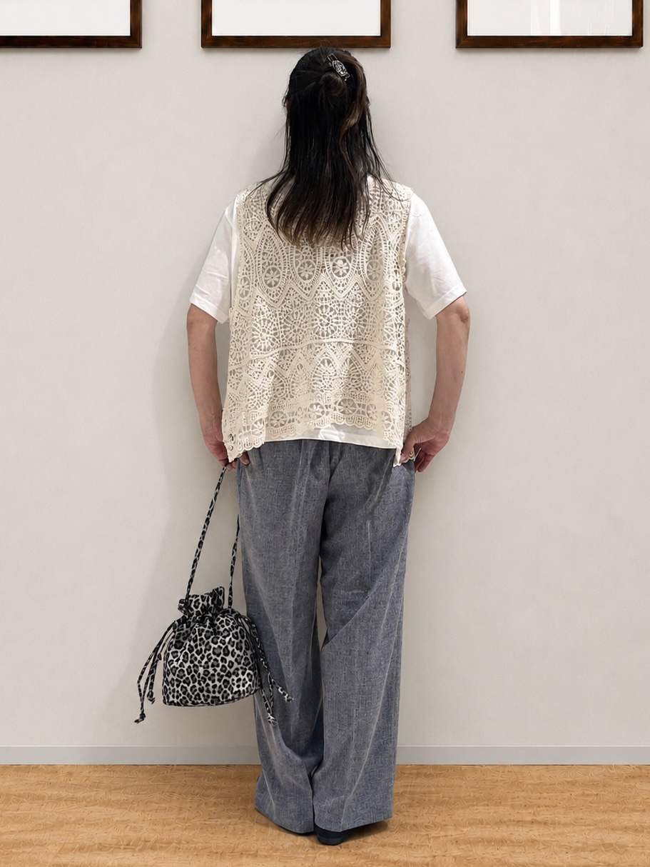 まつみさんの「SHOO･LA･RUE｜【2点セット/体型カバー】瞬間レイヤードコーデが完成 クロシェ編みベスト+ロゴT」を使ったコーディネート