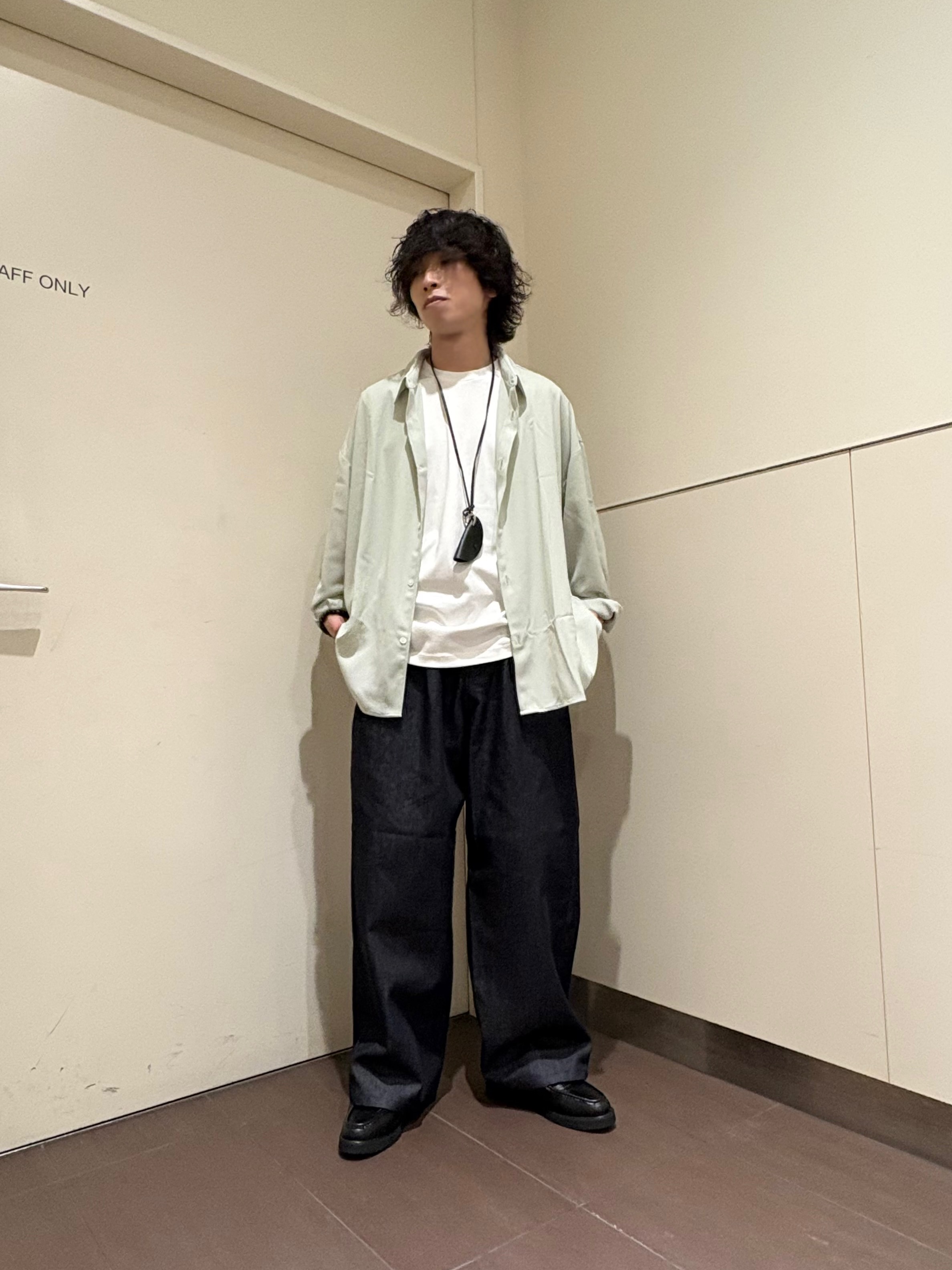 ナノシーさんの「tk.TAKEO KIKUCHI｜【選べる7色】トロミドレープカラーシャツ/トロミ/梨地/7色/レギュラーカラー/長袖」を使ったコーディネート
