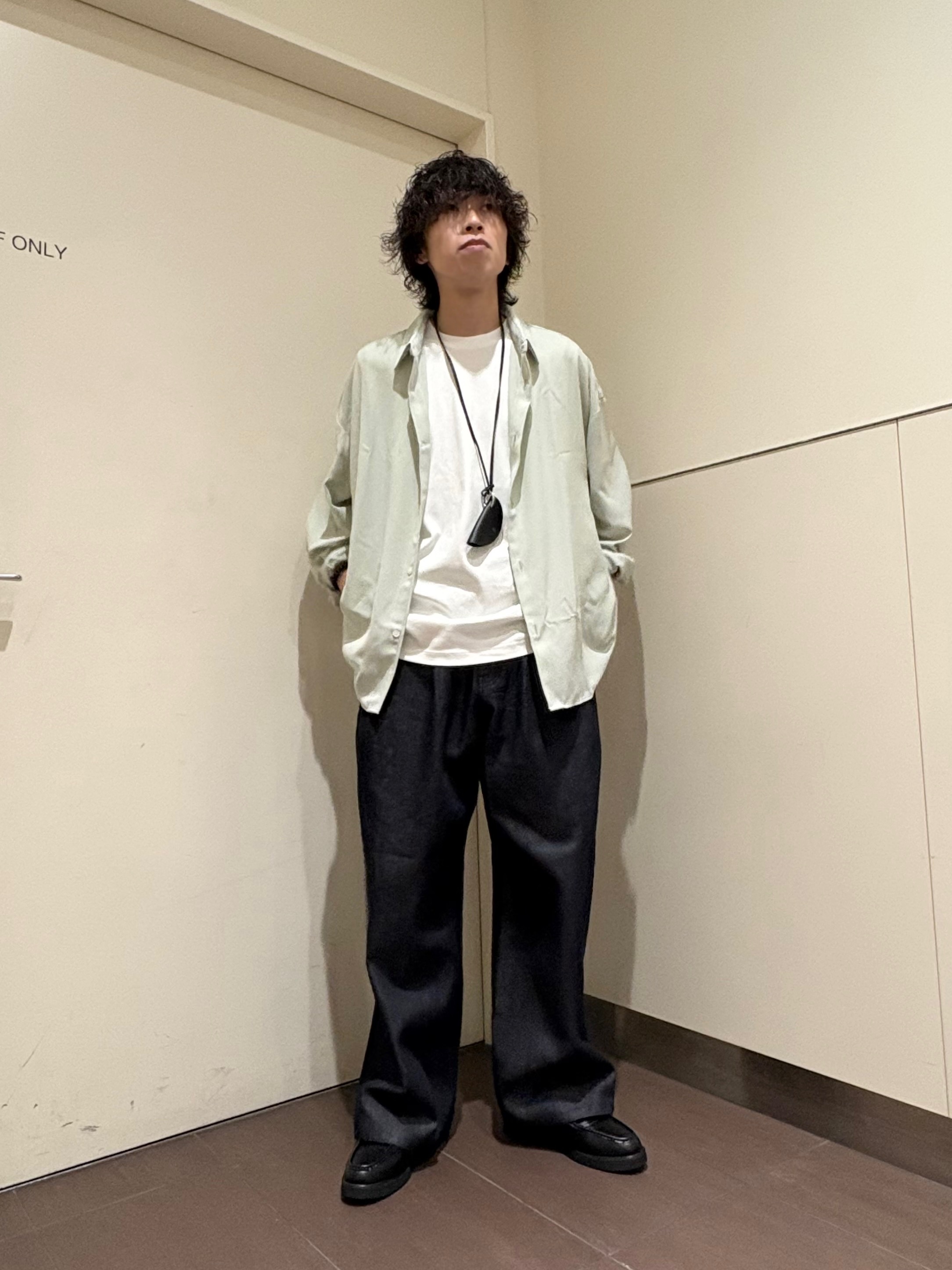 ナノシーさんの「tk.TAKEO KIKUCHI｜【選べる7色】トロミドレープカラーシャツ/トロミ/梨地/7色/レギュラーカラー/長袖」を使ったコーディネート