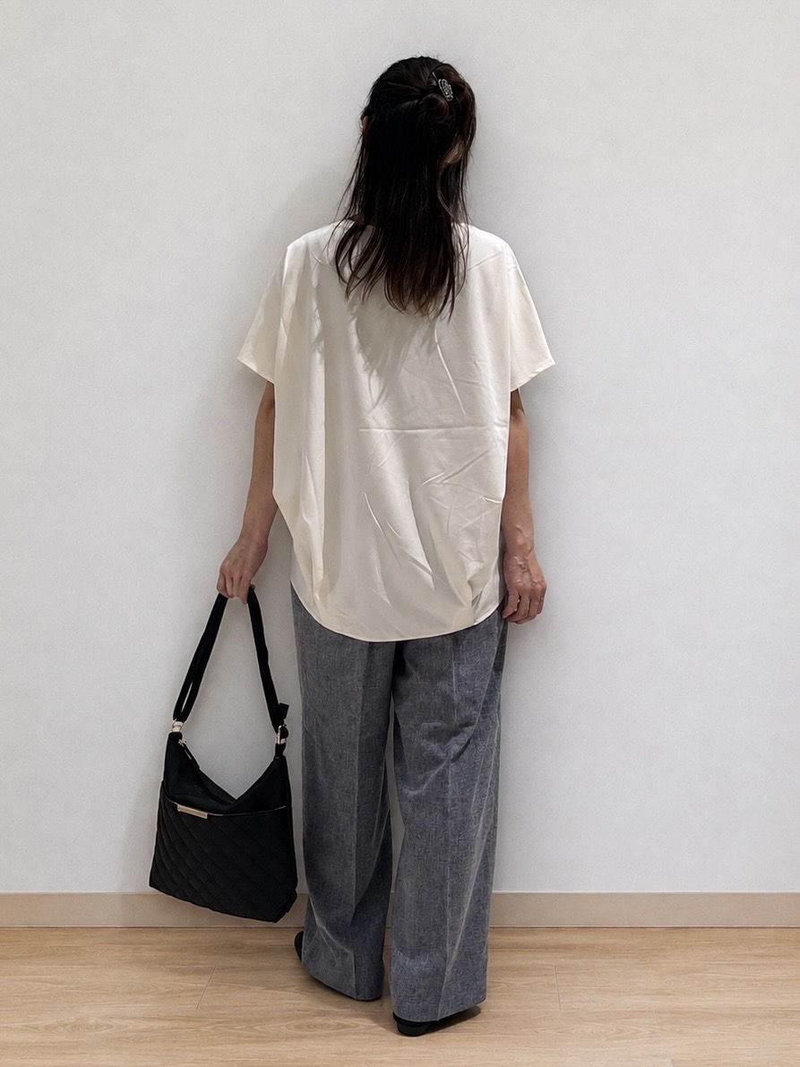 まつみさんの「SHOO･LA･RUE｜【ひんやり/UV】ヒップまわりを自然にカバー 異素材ドッキング 裾タックトップス」を使ったコーディネート