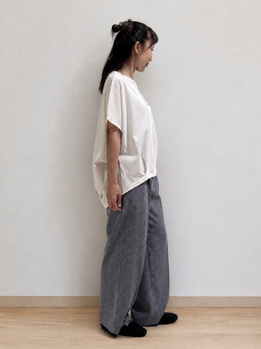 まつみさんの「SHOO･LA･RUE｜【ひんやり/UV】ヒップまわりを自然にカバー 異素材ドッキング 裾タックトップス」を使ったコーディネート