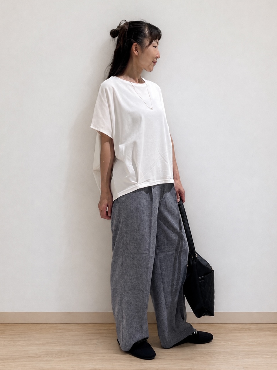 まつみさんの「SHOO･LA･RUE｜【ひんやり/UV】ヒップまわりを自然にカバー 異素材ドッキング 裾タックトップス」を使ったコーディネート