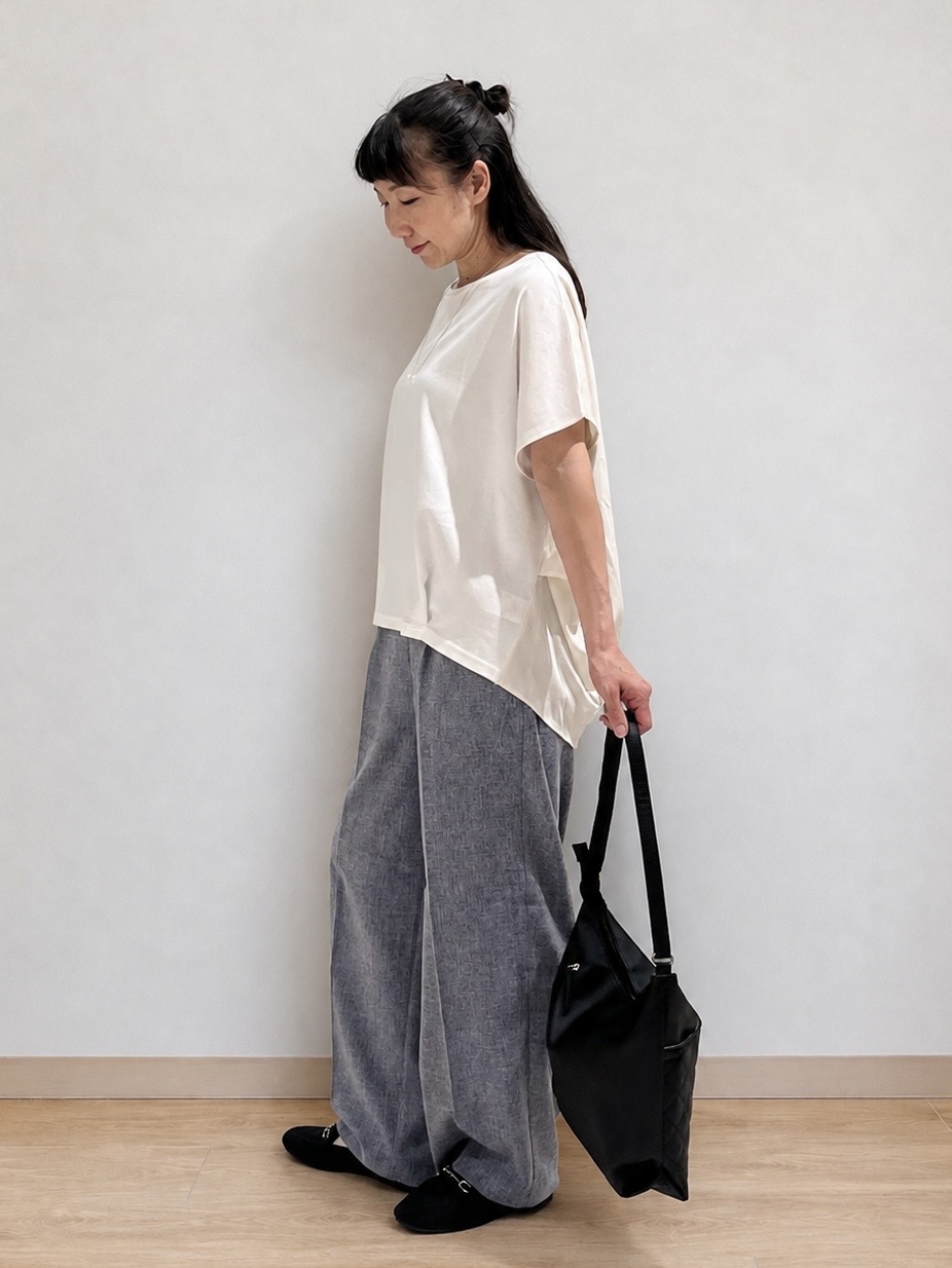 まつみさんの「SHOO･LA･RUE｜【ひんやり/UV】ヒップまわりを自然にカバー 異素材ドッキング 裾タックトップス」を使ったコーディネート