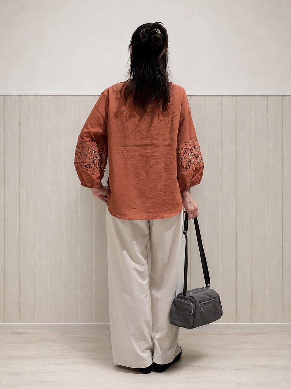 まつみさんの「SHOO･LA･RUE｜【洗濯機可/S-LL/洗濯後しわになりにくい】刺繍レースで高見え インせず決まる主役ブラウス」を使ったコーディネート