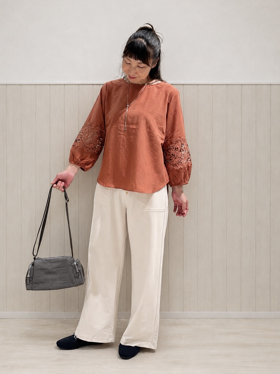 まつみさんの「SHOO･LA･RUE｜【洗濯機可/S-LL/洗濯後しわになりにくい】刺繍レースで高見え インせず決まる主役ブラウス」を使ったコーディネート