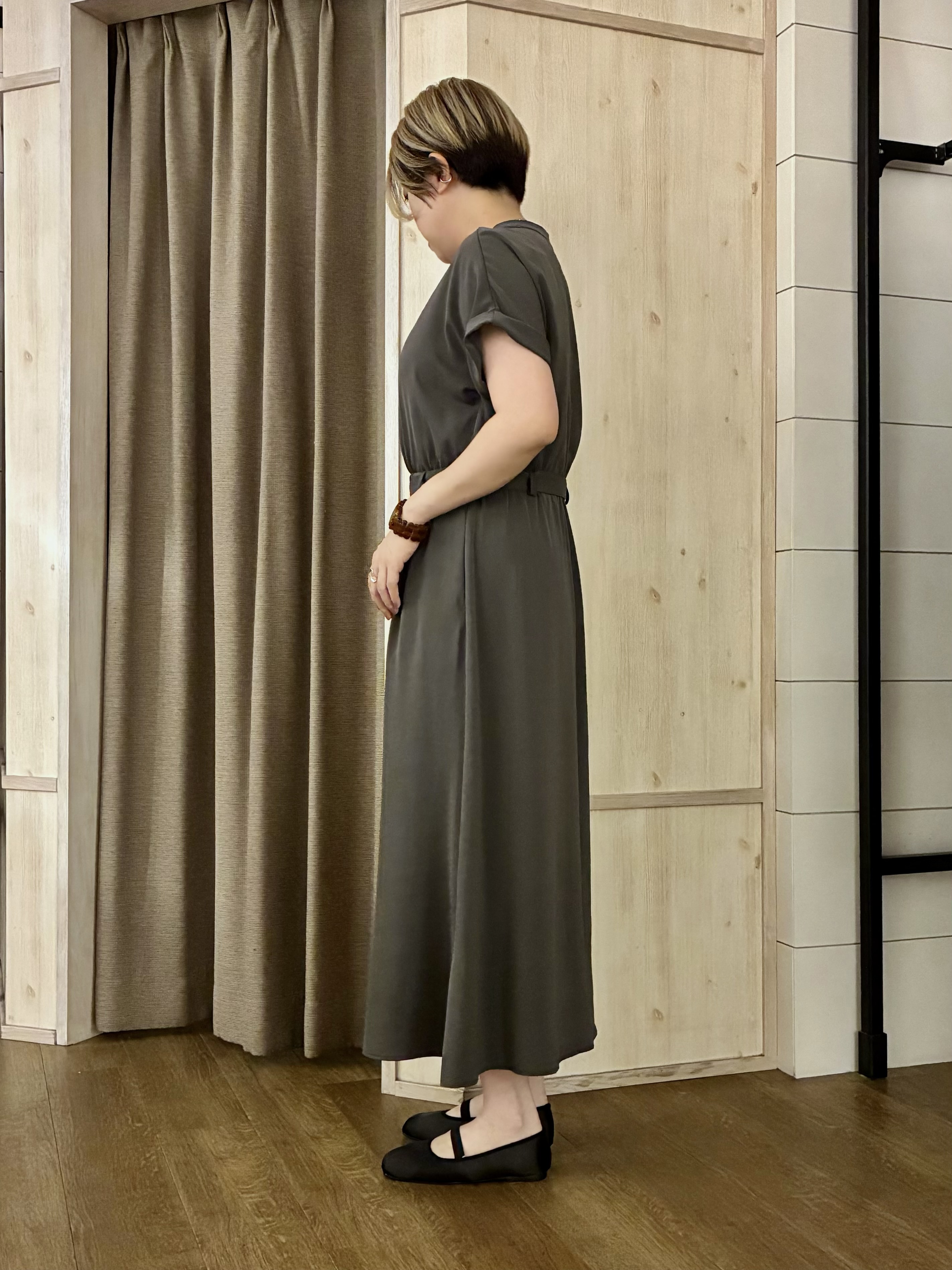aiさんの「THE SHOP TK｜【M-XL/防しわ/UV】やみつきになる とろみスキッパーワンピース」を使ったコーディネート