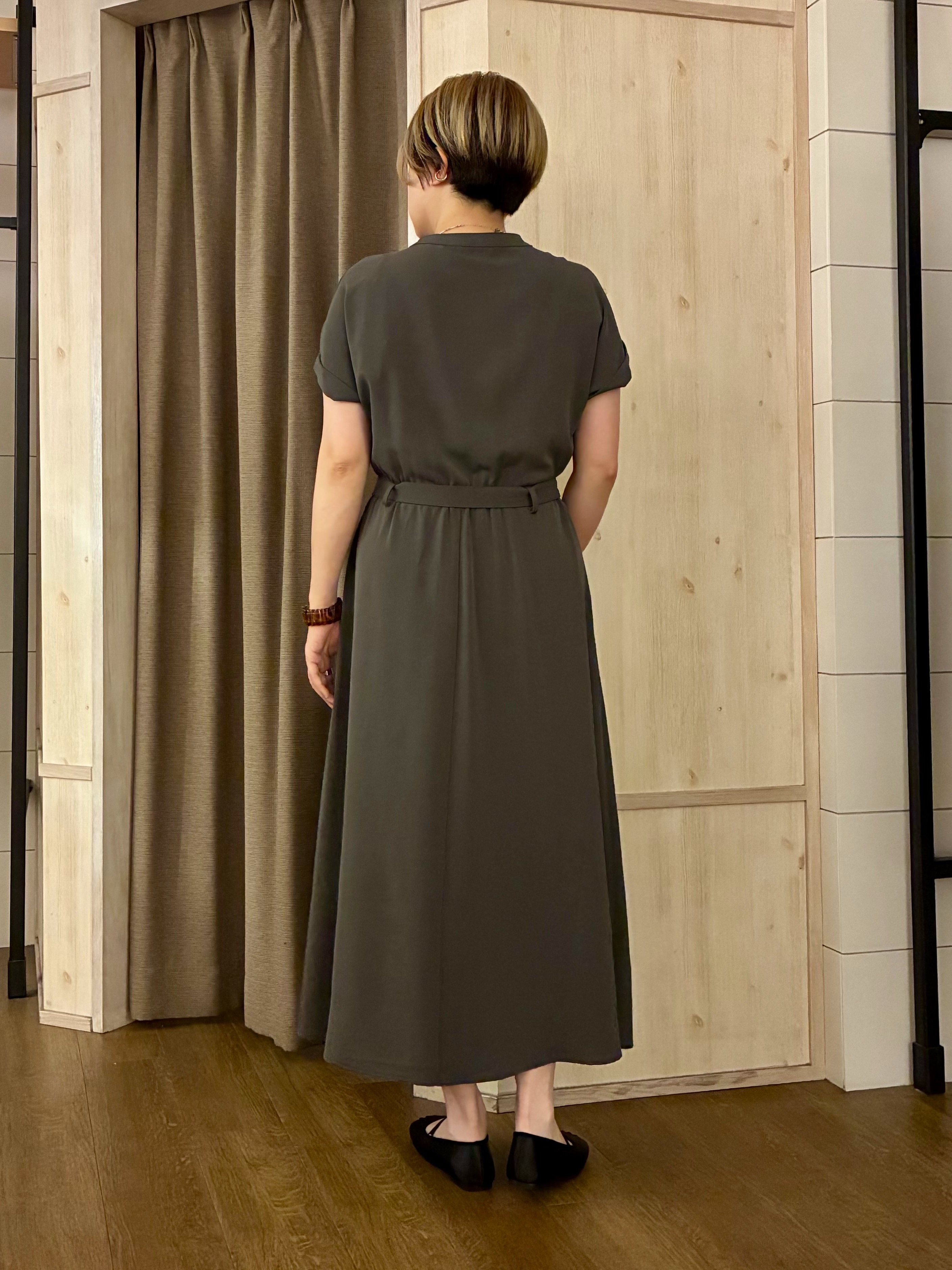 aiさんの「THE SHOP TK｜【M-XL/防しわ/UV】やみつきになる とろみスキッパーワンピース」を使ったコーディネート