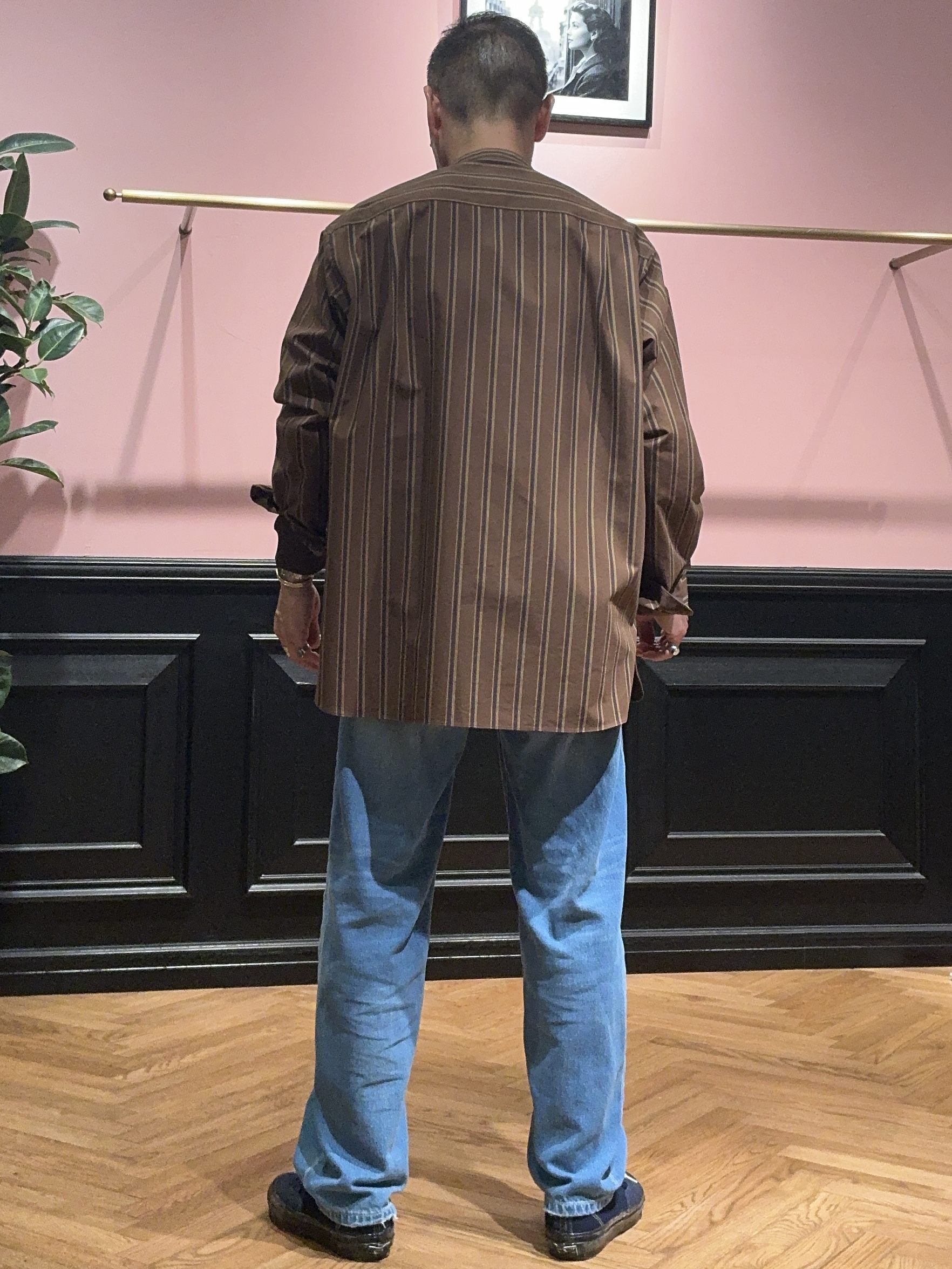 torigoeさんの「DRESSTERIOR｜【日本製】バンドカラー ブラウンレジメンタル ストライプシャツ」を使ったコーディネート