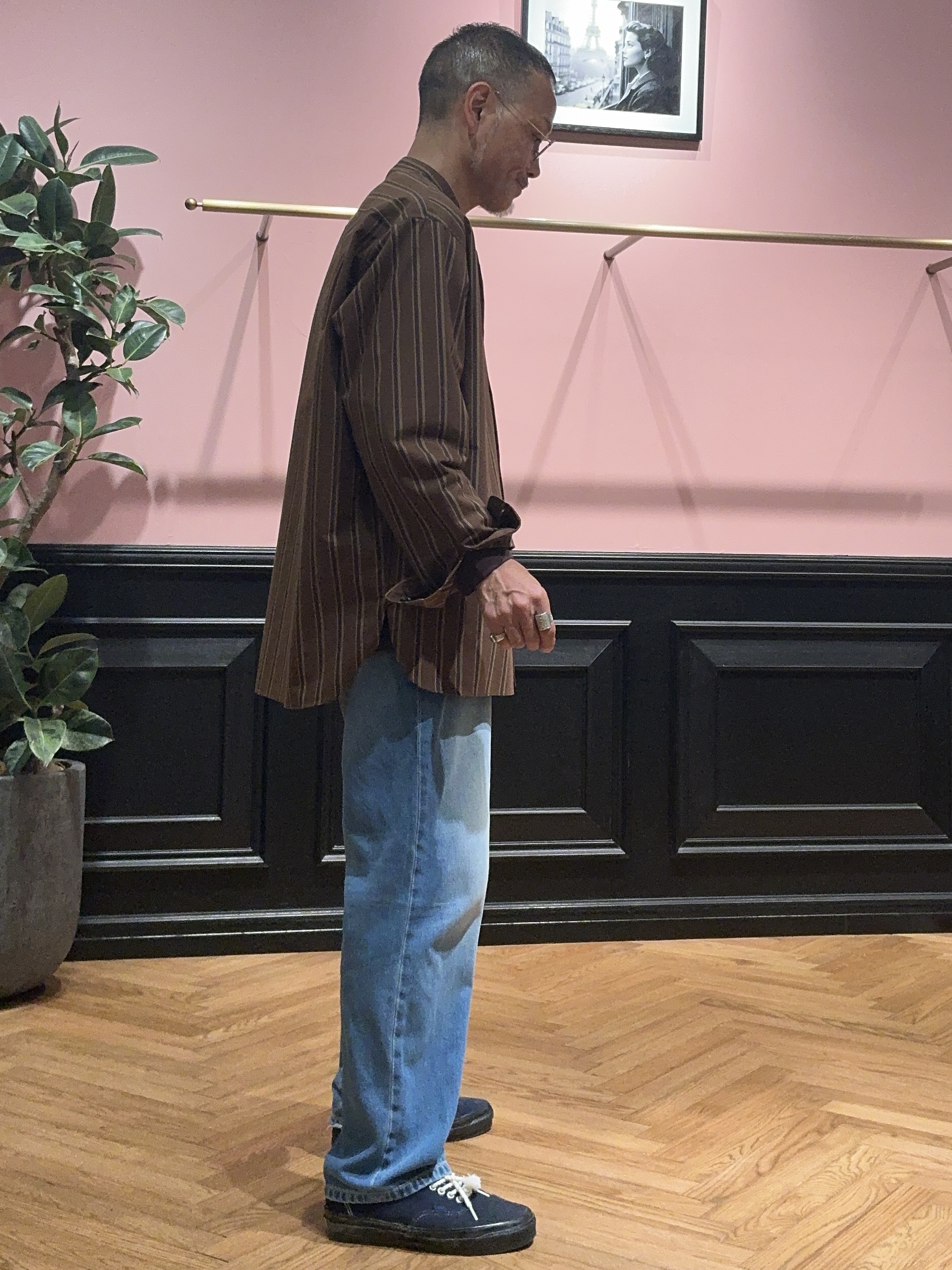 torigoeさんの「DRESSTERIOR｜【日本製】バンドカラー ブラウンレジメンタル ストライプシャツ」を使ったコーディネート