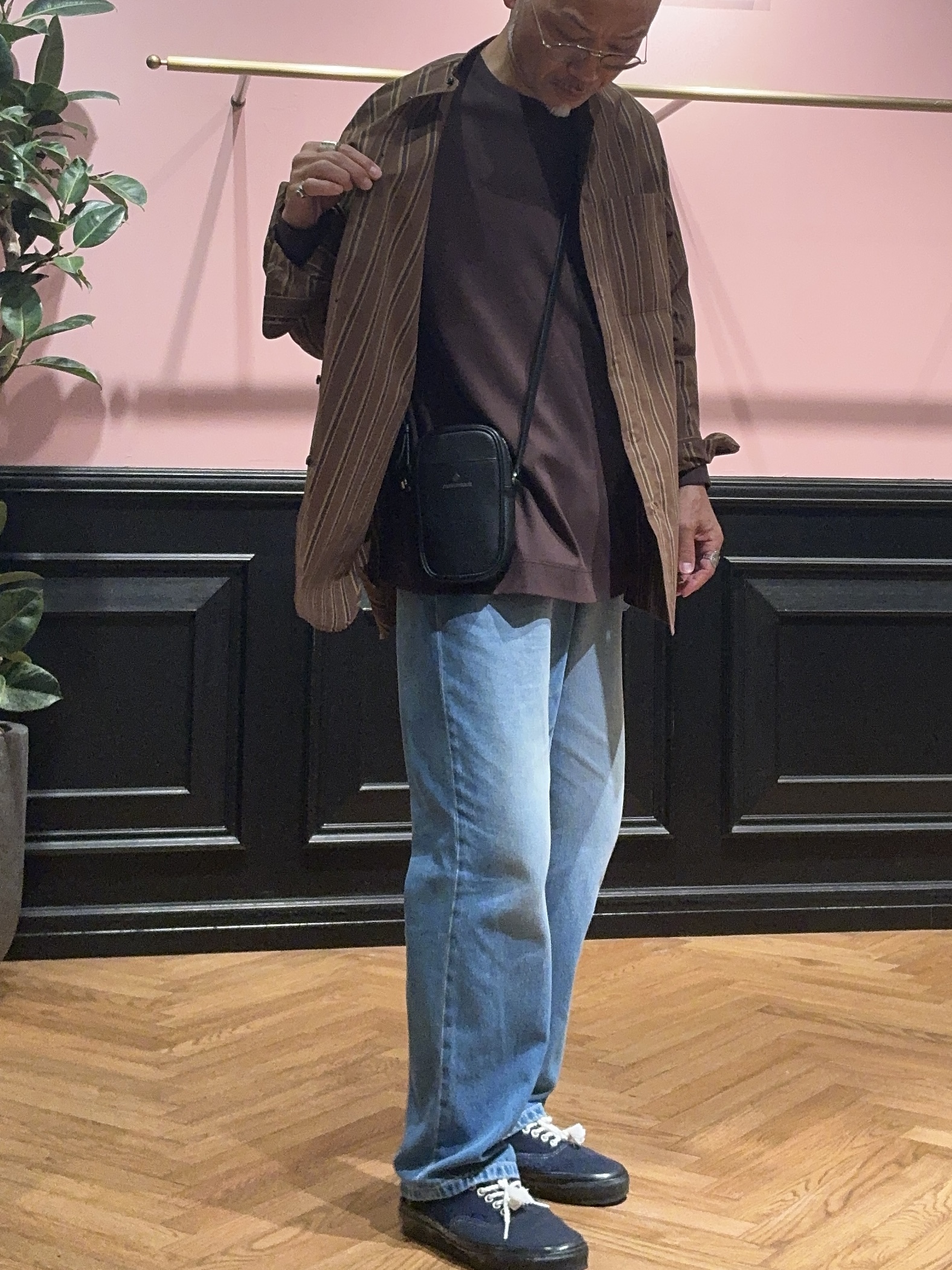torigoeさんの「DRESSTERIOR｜【日本製】バンドカラー ブラウンレジメンタル ストライプシャツ」を使ったコーディネート