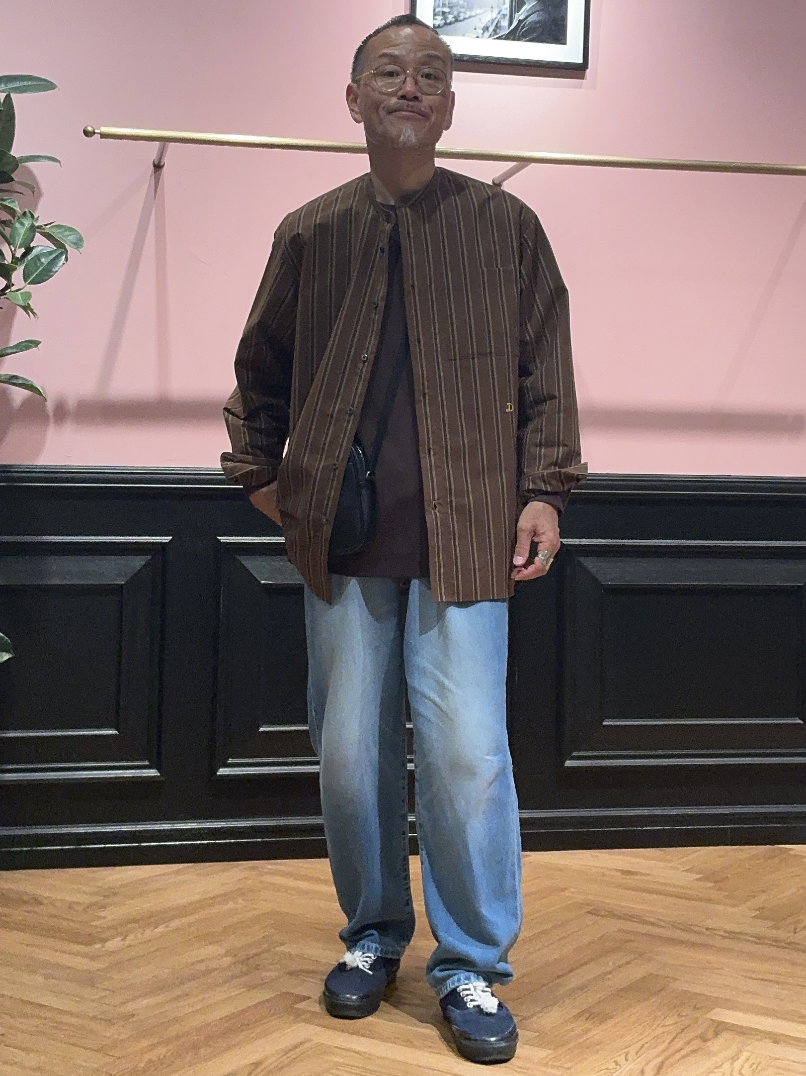 torigoeさんの「DRESSTERIOR｜【日本製】バンドカラー ブラウンレジメンタル ストライプシャツ」を使ったコーディネート
