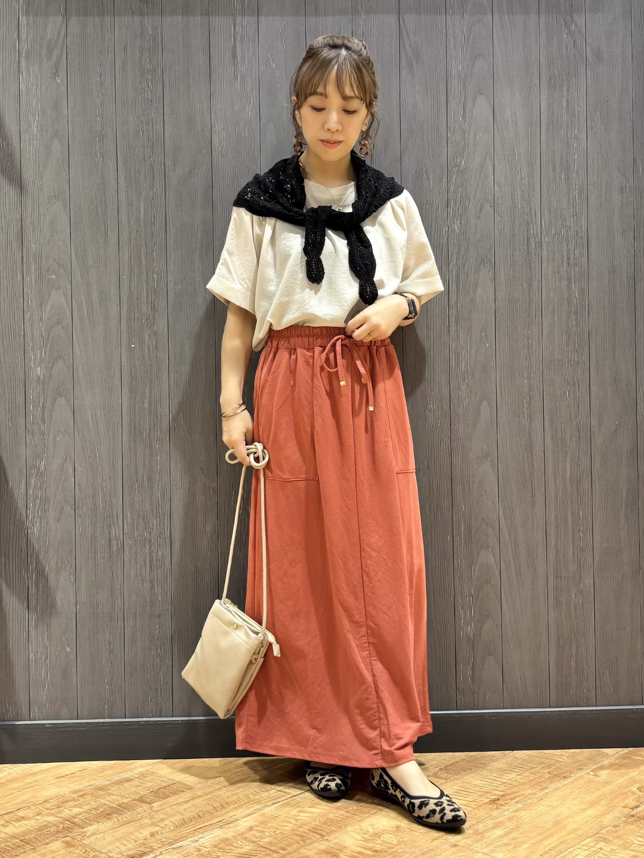 meiさんの「SHOO･LA･RUE｜【着丈選べる/体型カバー】洗濯後しわになりにくい さらっと快適ドルマントップス」を使ったコーディネート