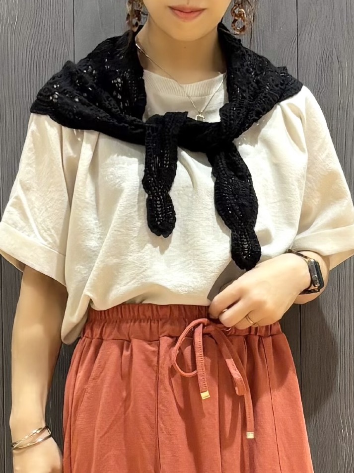 meiさんの「SHOO･LA･RUE｜【着丈選べる/体型カバー】洗濯後しわになりにくい さらっと快適ドルマントップス」を使ったコーディネート