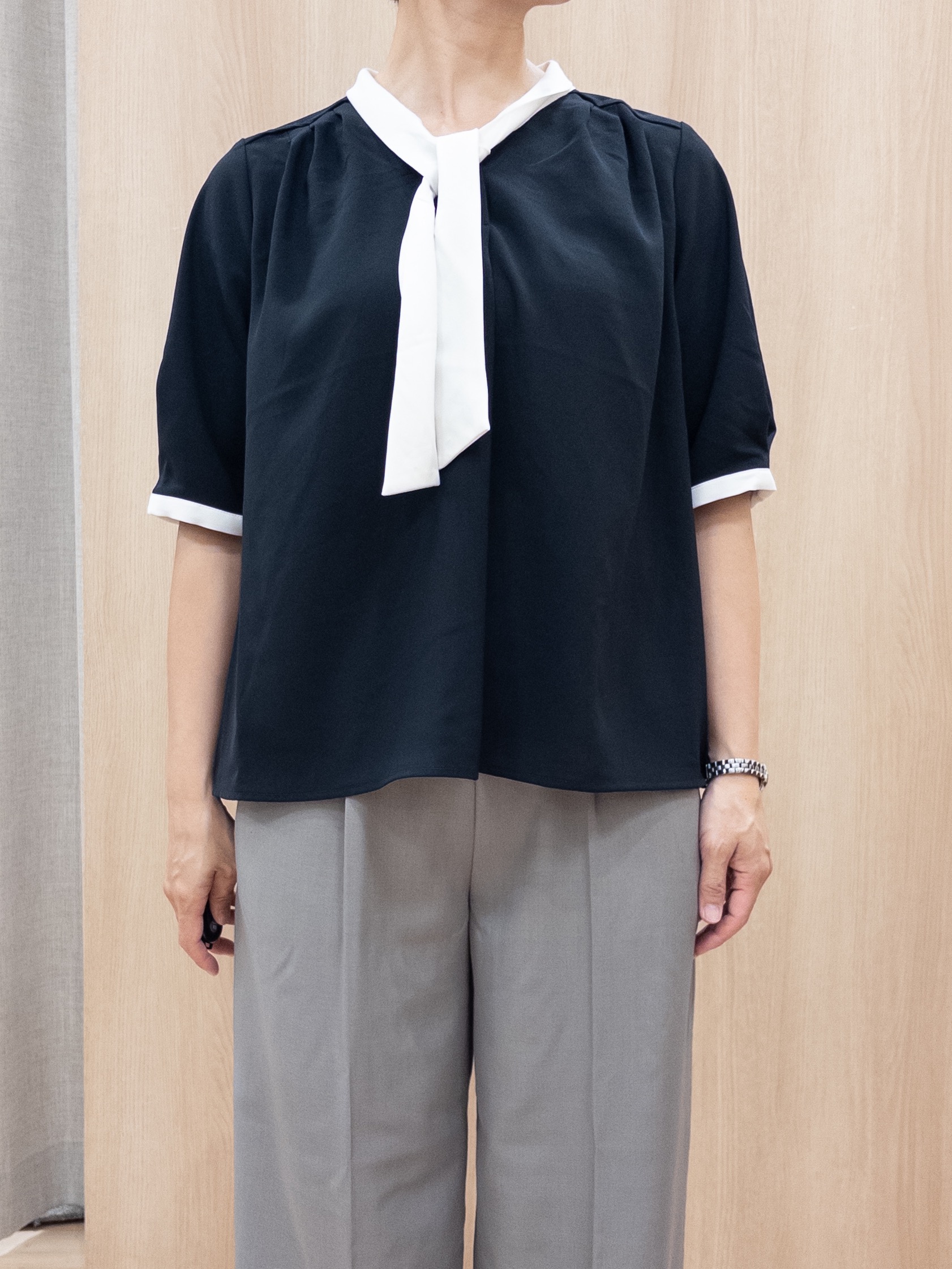 シュウコさんの「grove｜【洗濯機OK/シワになりにくい】1枚で華やぐ配色ボウタイブラウス」を使ったコーディネート