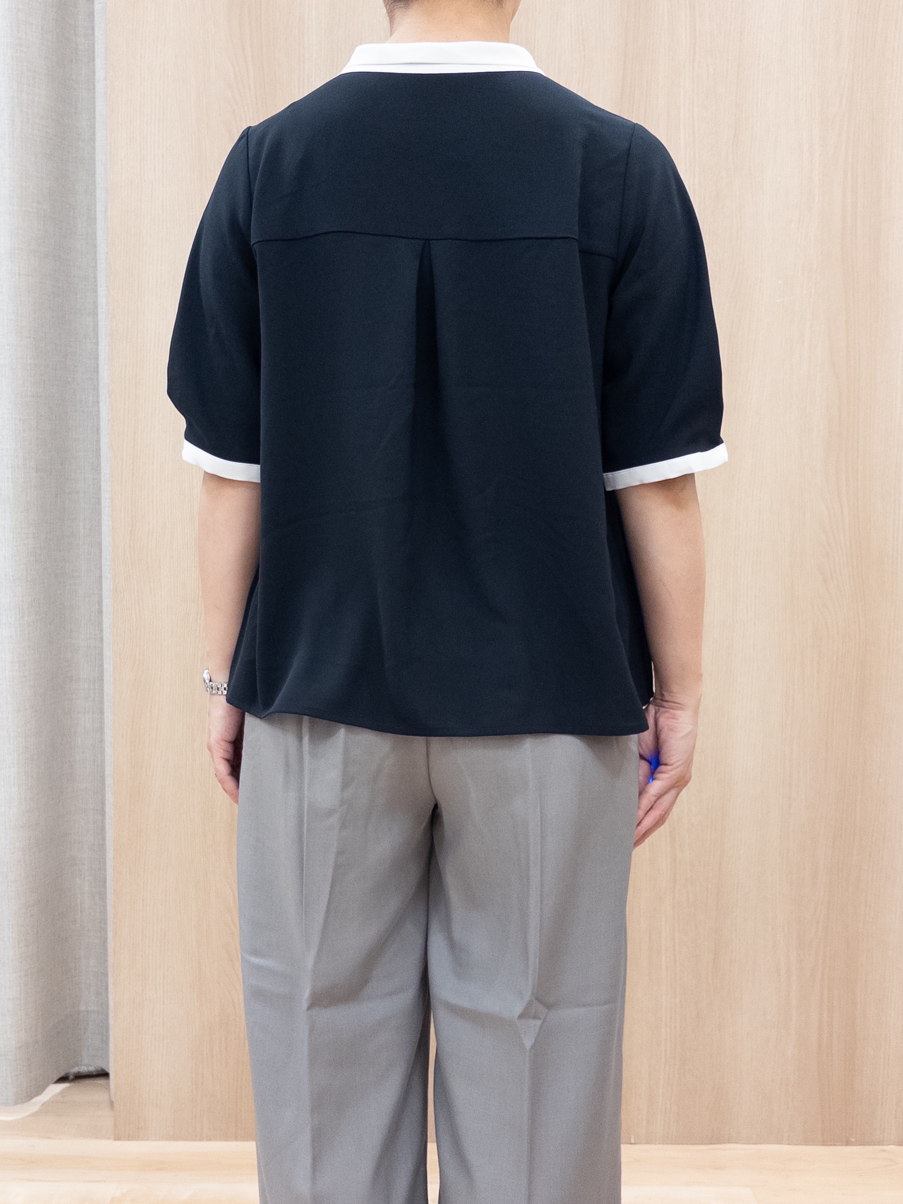 シュウコさんの「grove｜【洗濯機OK/シワになりにくい】1枚で華やぐ配色ボウタイブラウス」を使ったコーディネート