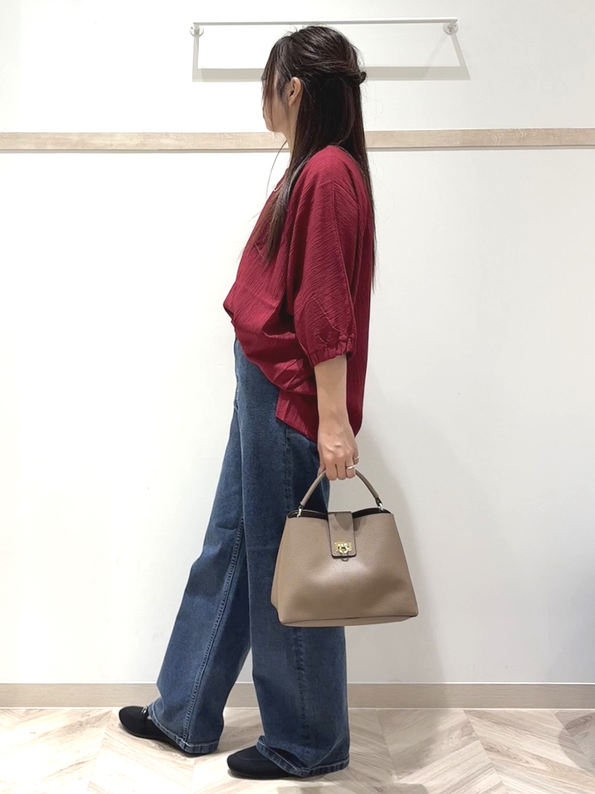 nanaさんの「SHOO･LA･RUE｜【インせず着られる/洗濯後しわになりにくい】しぼしぼドルマンブラウス」を使ったコーディネート