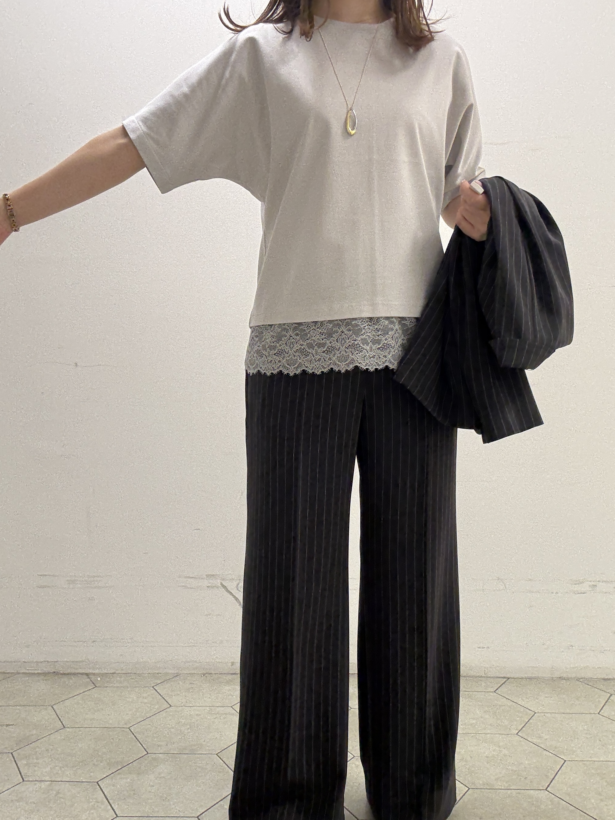 kahoさんの「INDIVI｜【汗ジミ防止／接触冷感】裾レースドルマンTシャツ」を使ったコーディネート