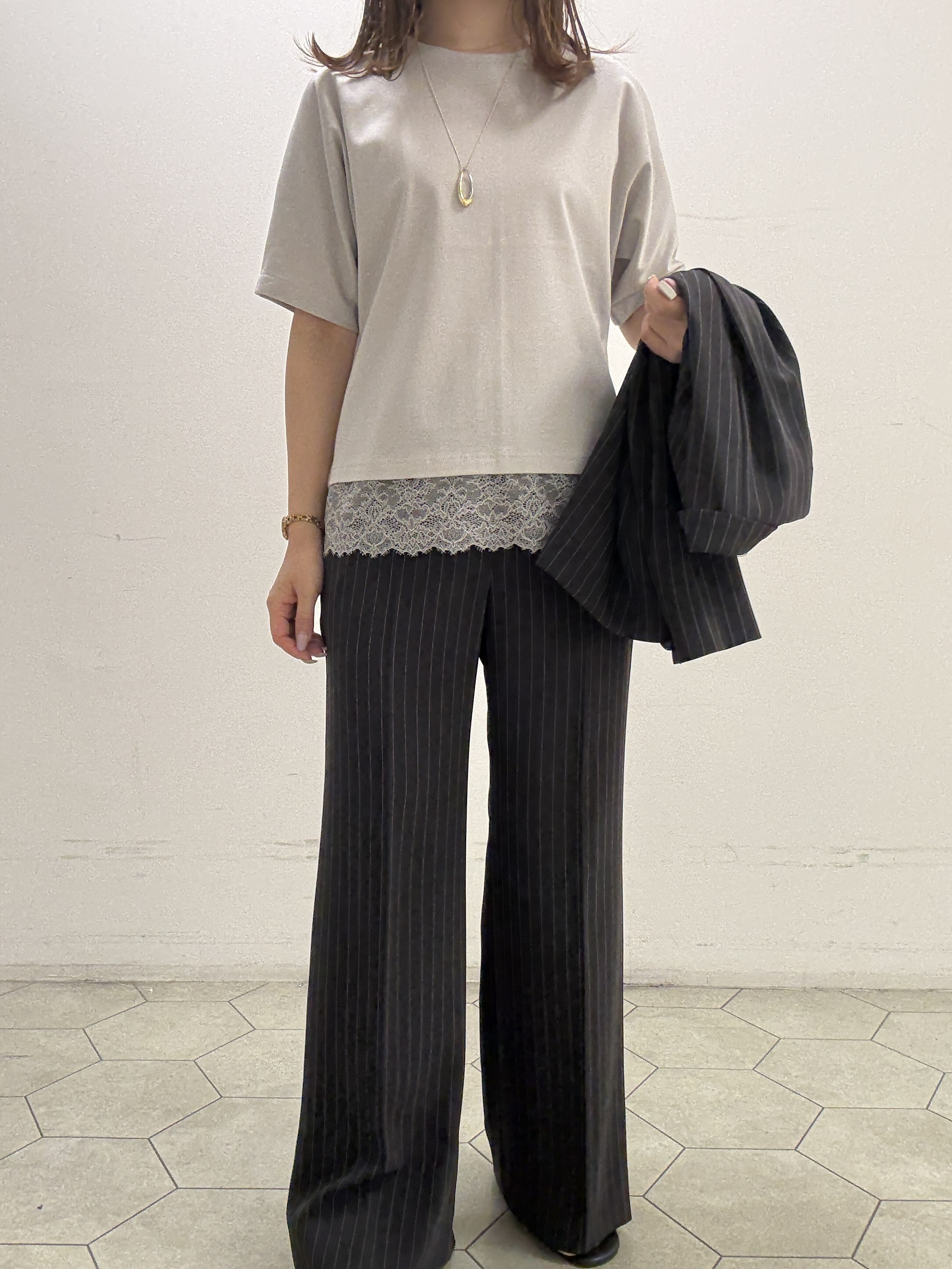 kahoさんの「INDIVI｜【汗ジミ防止／接触冷感】裾レースドルマンTシャツ」を使ったコーディネート