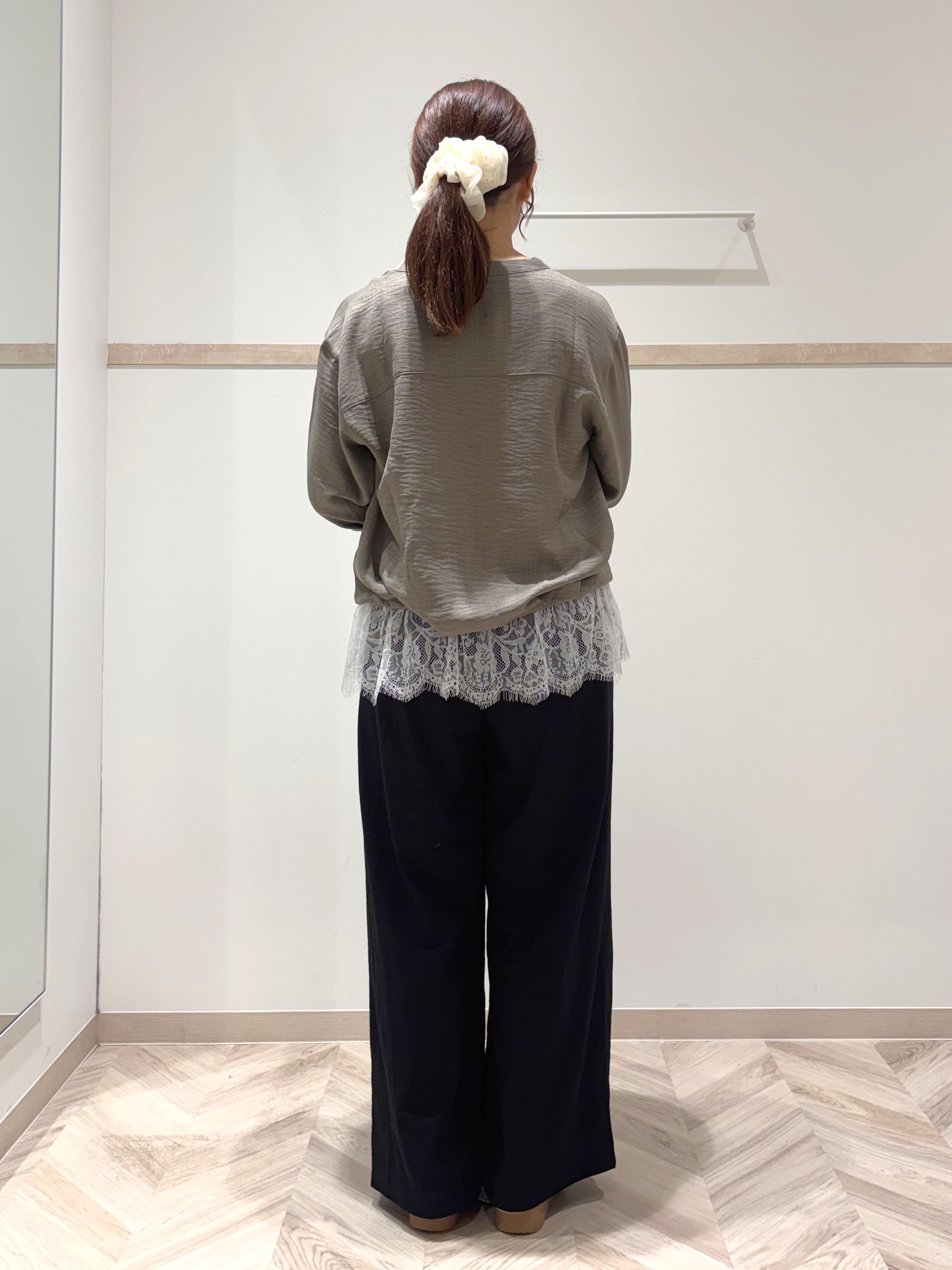 donpiさんの「SHOO･LA･RUE｜【インしないで着られる/S-LL/洗濯機可】1枚で決まる裾レース 大人上品スキッパーブラウス」を使ったコーディネート