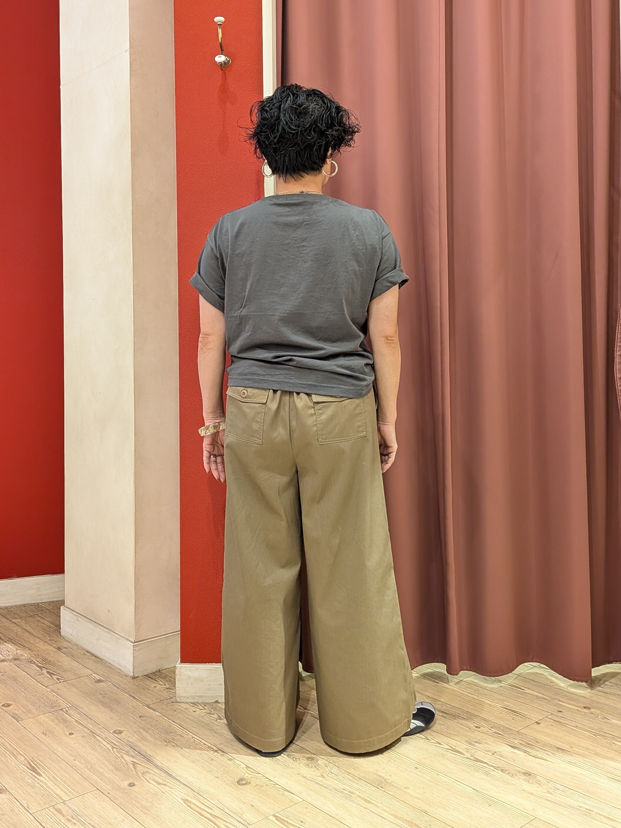 cameさんの「SHOO･LA･RUE｜【S-LL/洗濯機可】大人っぽく着られる ジェルロゴプリントTシャツ」を使ったコーディネート