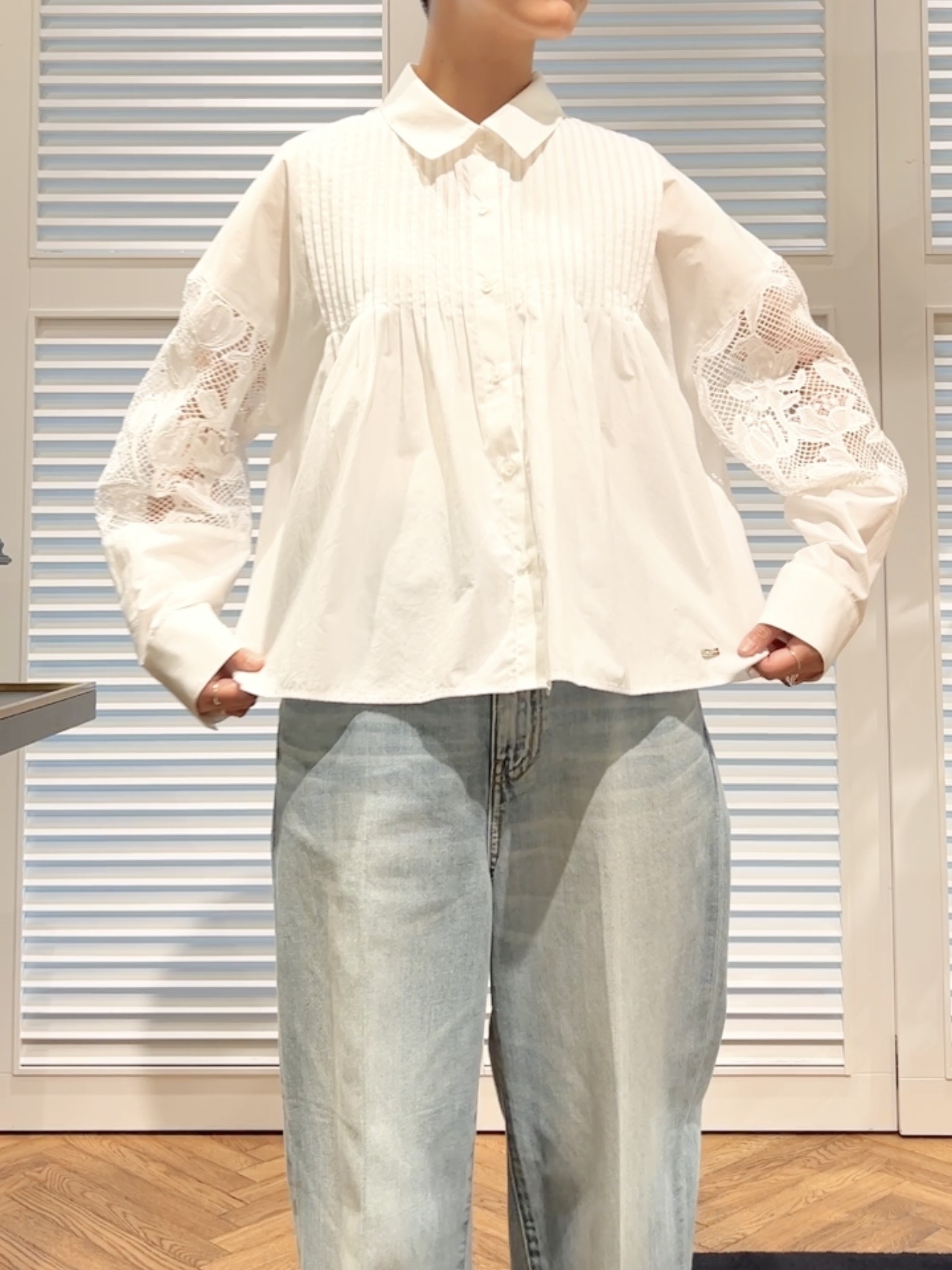 OCHIAIさんの「DRESSTERIOR｜【着映え】シアーレーススリーブ ピンタック クロップドシャツ」を使ったコーディネート