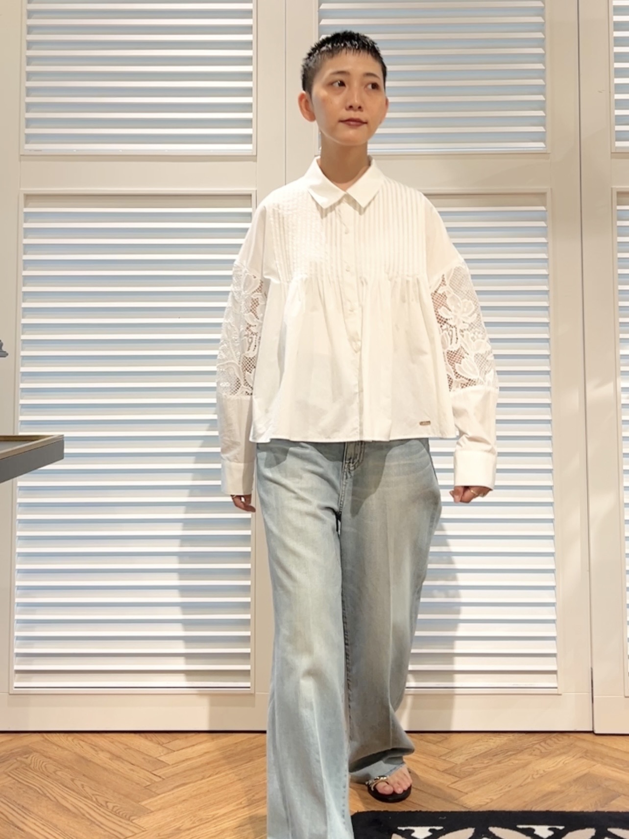 OCHIAIさんの「DRESSTERIOR｜【着映え】シアーレーススリーブ ピンタック クロップドシャツ」を使ったコーディネート