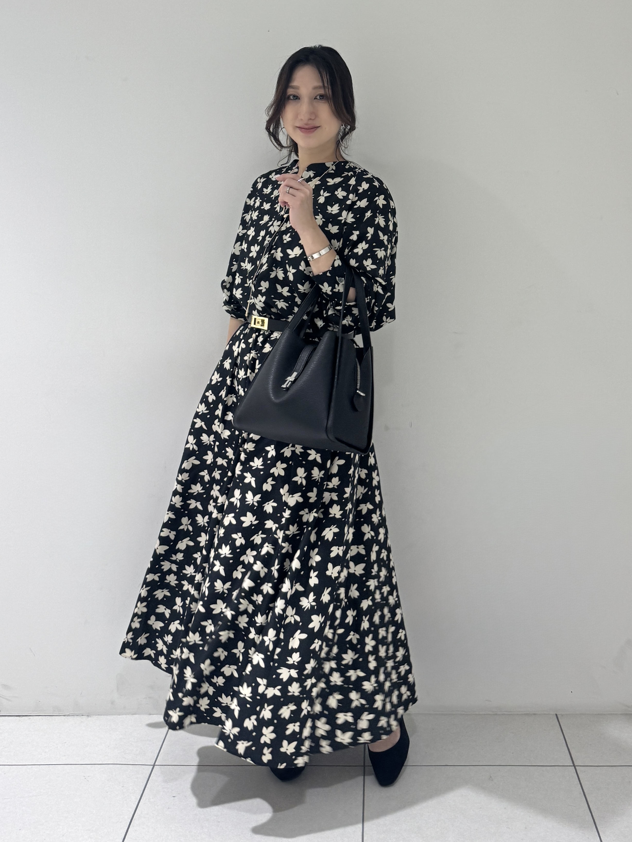 そんさんの「INDIVI｜【着映え】モノトーンフラワー柄ブラウス」を使ったコーディネート