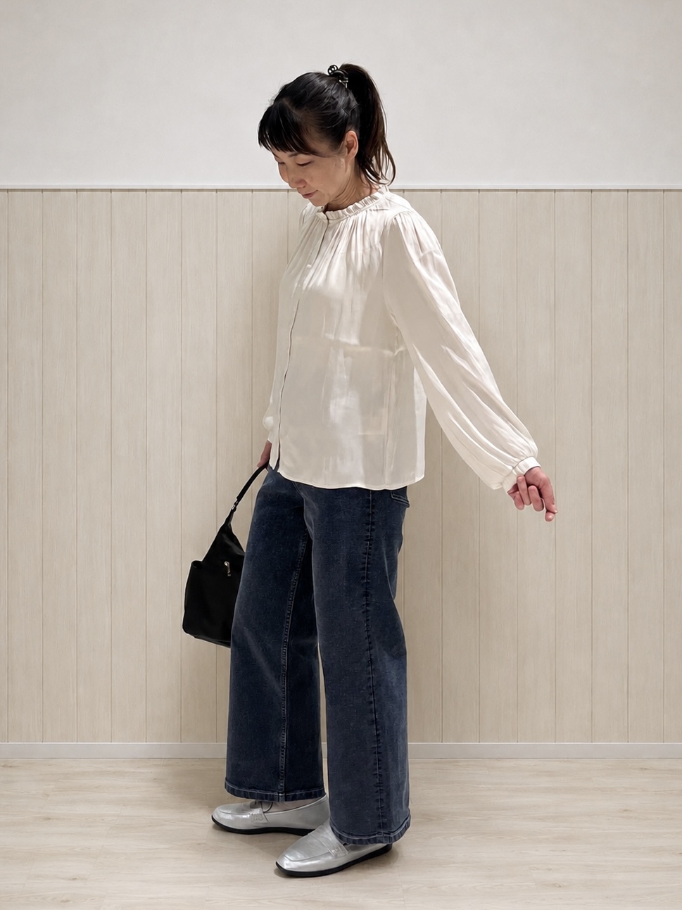 まつみさんの「SHOO･LA･RUE｜【通勤/UV/洗濯後しわになりにくい/S-LL】華やかに見せてくれる プチフリルサテンブラウス」を使ったコーディネート