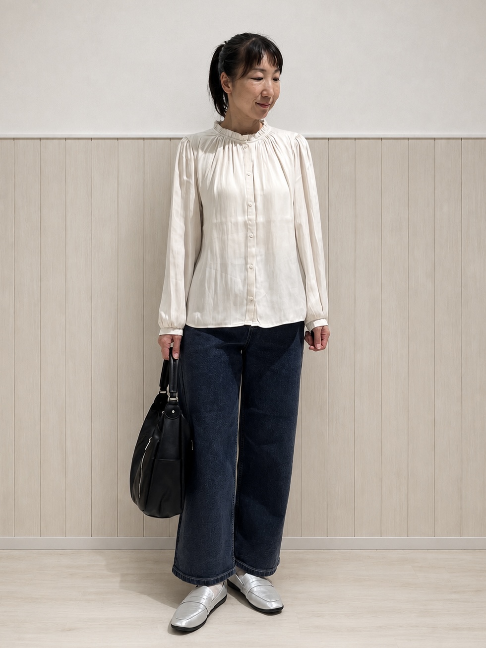 まつみさんの「SHOO･LA･RUE｜【通勤/UV/洗濯後しわになりにくい/S-LL】華やかに見せてくれる プチフリルサテンブラウス」を使ったコーディネート