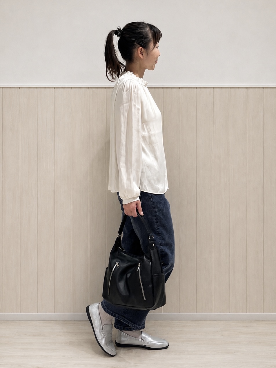 まつみさんの「SHOO･LA･RUE｜【通勤/UV/洗濯後しわになりにくい/S-LL】華やかに見せてくれる プチフリルサテンブラウス」を使ったコーディネート