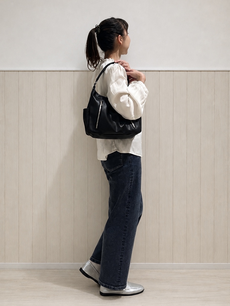 まつみさんの「SHOO･LA･RUE｜【通勤/UV/洗濯後しわになりにくい/S-LL】華やかに見せてくれる プチフリルサテンブラウス」を使ったコーディネート