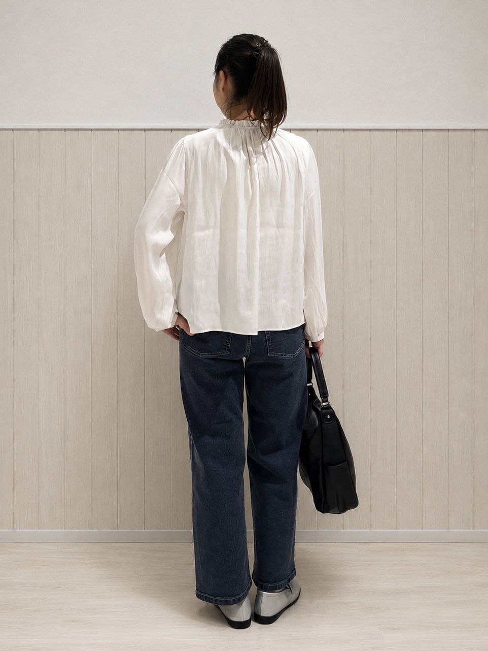 まつみさんの「SHOO･LA･RUE｜【通勤/UV/洗濯後しわになりにくい/S-LL】華やかに見せてくれる プチフリルサテンブラウス」を使ったコーディネート