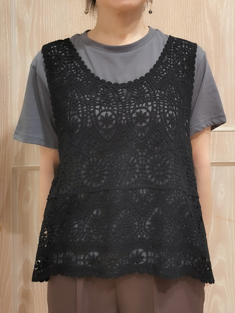 YUKIさんの「SHOO･LA･RUE｜【2点セット/体型カバー】瞬間レイヤードコーデが完成 クロシェ編みベスト+ロゴT」を使ったコーディネート