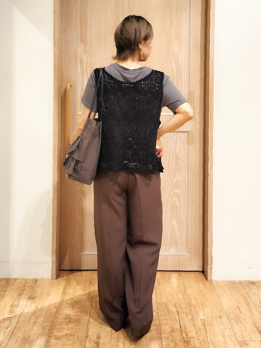 YUKIさんの「SHOO･LA･RUE｜【2点セット/体型カバー】瞬間レイヤードコーデが完成 クロシェ編みベスト+ロゴT」を使ったコーディネート