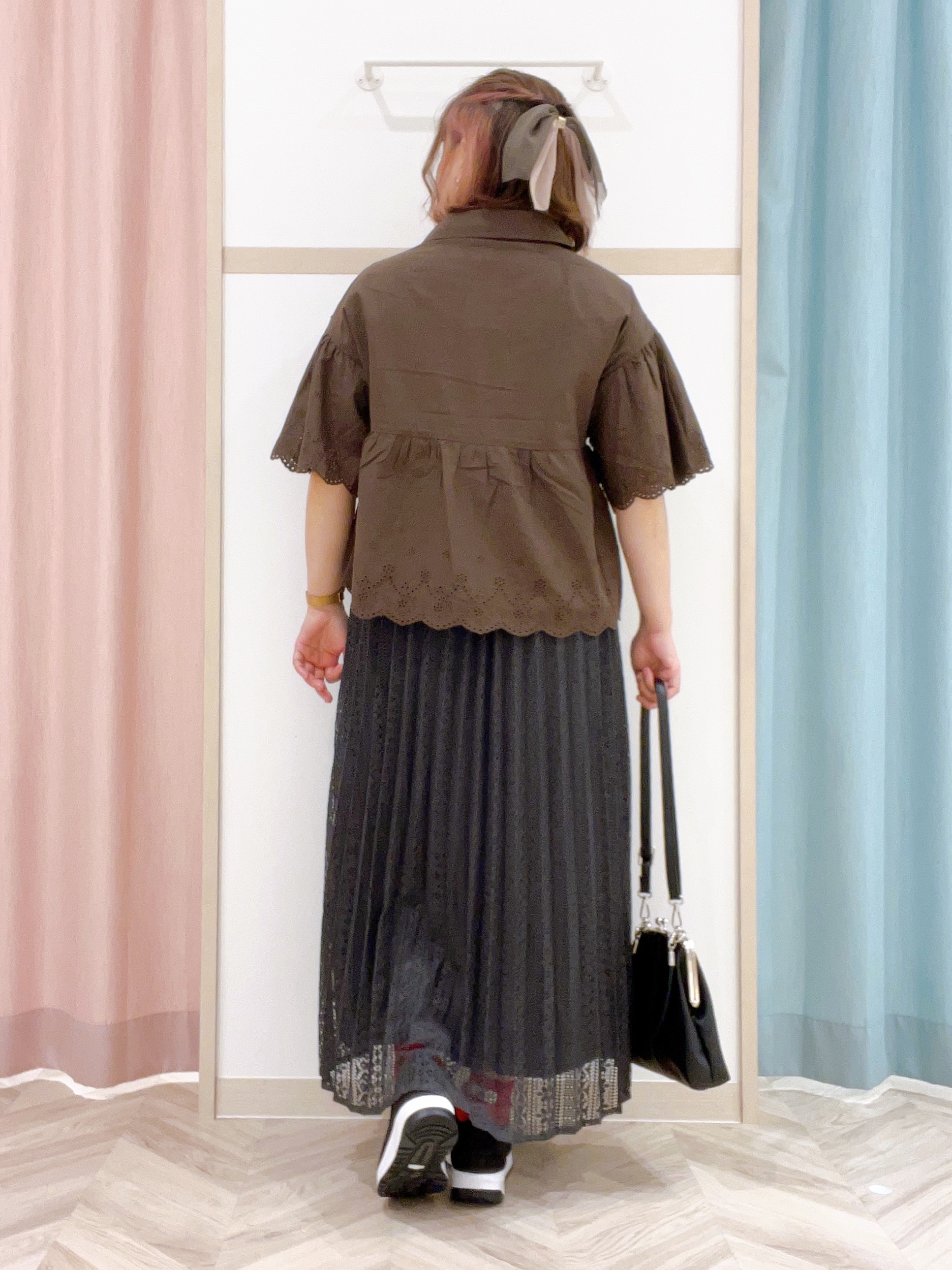 kitaさんの「SHOO･LA･RUE｜【洗濯機可/綿100％/体型カバー】刺繍レースがこなれ見え 二の腕が隠せる ペプラムブラウス」を使ったコーディネート