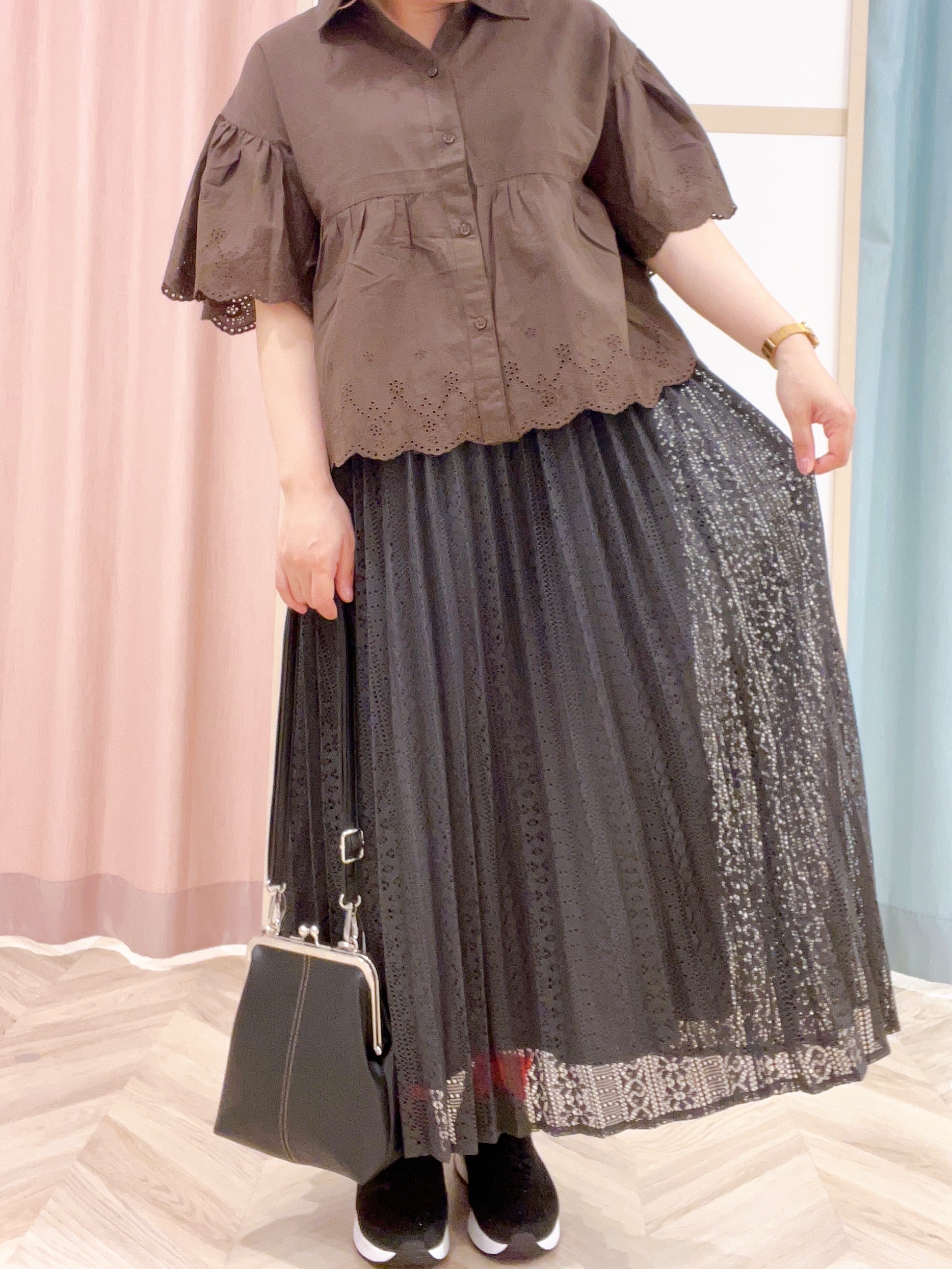 kitaさんの「SHOO･LA･RUE｜【洗濯機可/綿100％/体型カバー】刺繍レースがこなれ見え 二の腕が隠せる ペプラムブラウス」を使ったコーディネート