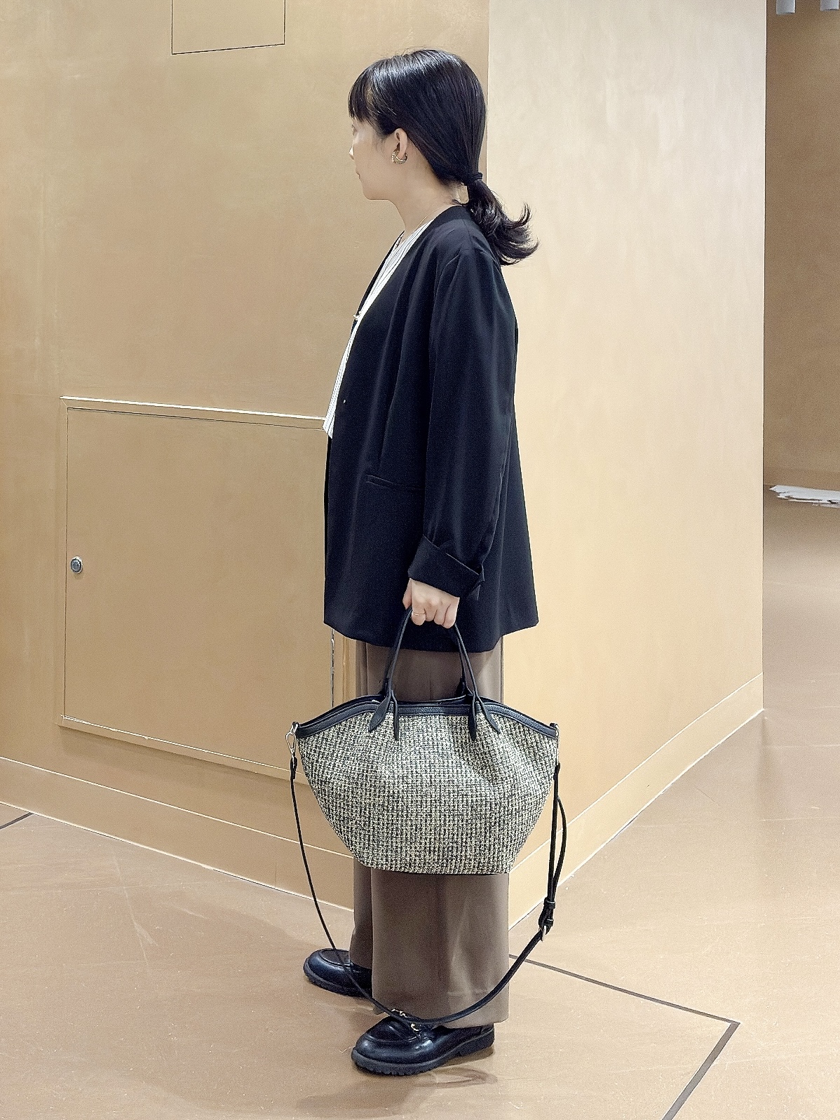 hattoriさんの「INDIVI｜【洗える／スーツインナー／UVケア】Vネックストライプブラウス」を使ったコーディネート