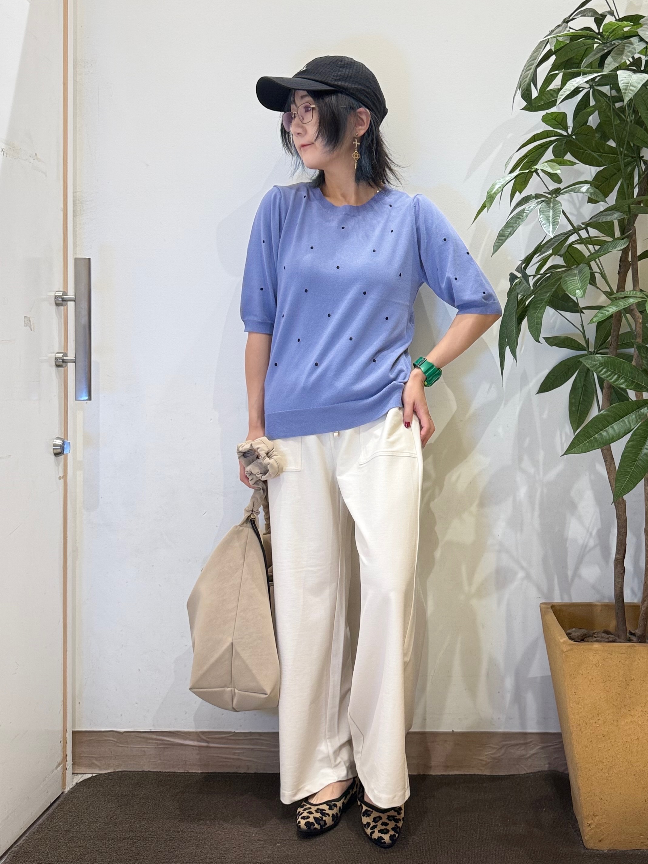 misakiさんの「SHOO･LA･RUE｜【S-LL】さらっとタッチ 大人のドット刺繍ニット」を使ったコーディネート