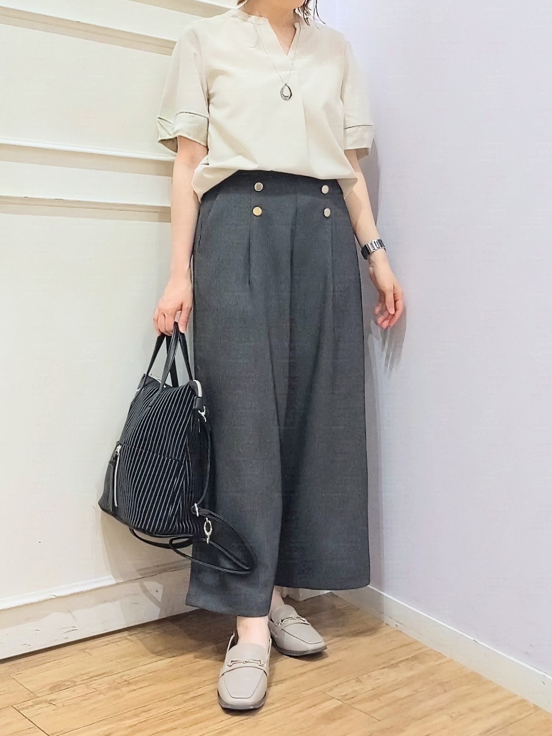 miomioさんの「SHOO･LA･RUE｜【洗濯後しわになりにくい/インせずきまる】シンプルだけど女性らしい 麻調スキッパーブラウス」を使ったコーディネート