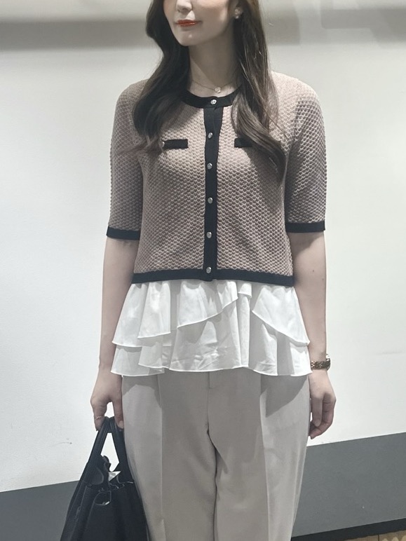 keito.iさんの「OPAQUE.CLIP｜【抗ピリング】柄編みニットカーディガン&times;ペプラムキャミセット《洗濯機OK》」を使ったコーディネート