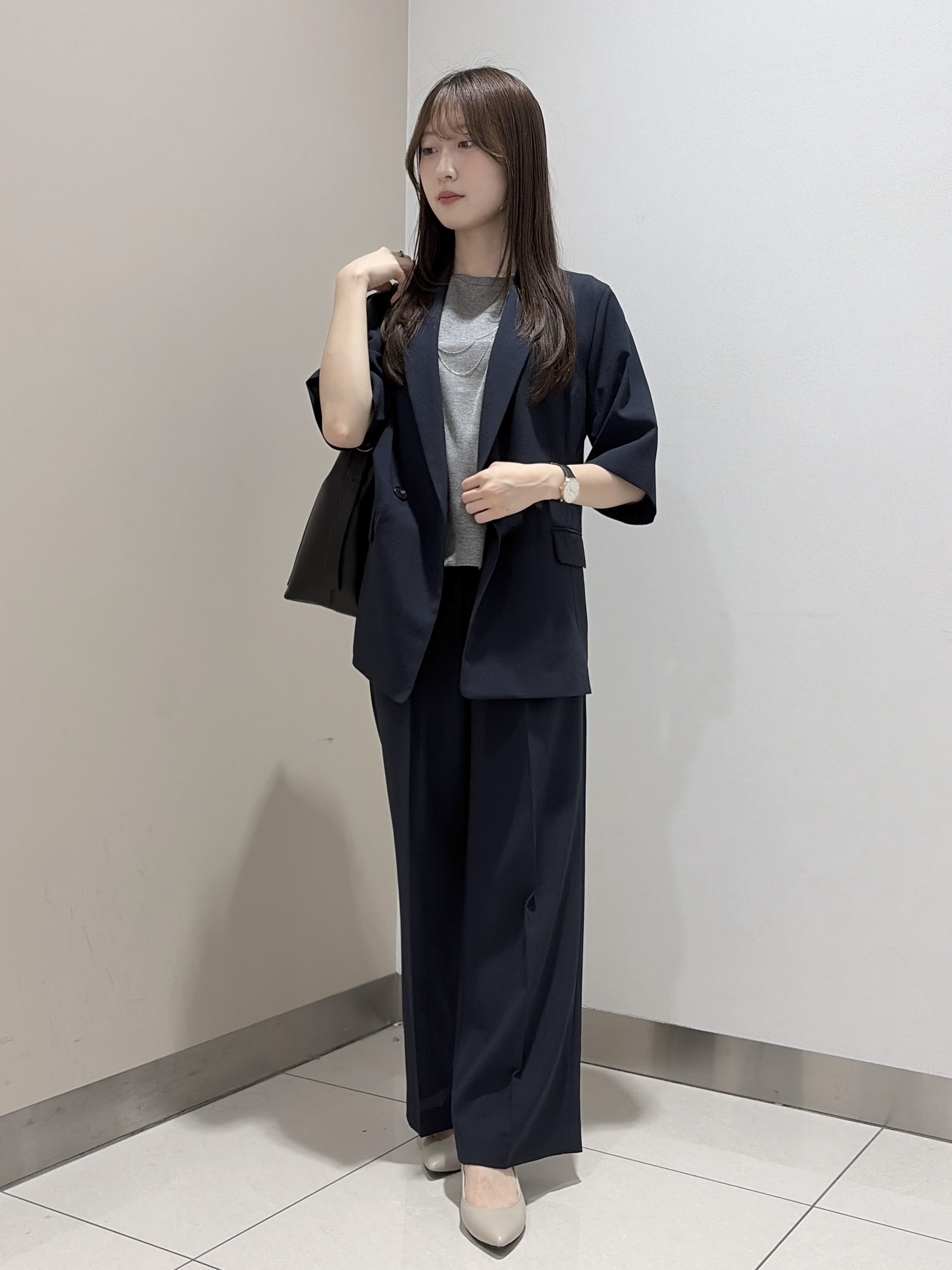 岡田美詩さんの「UNTITLED｜【秋の通勤羽織/セットアップ可/UVカット】エアリークール半袖ジャケット」を使ったコーディネート