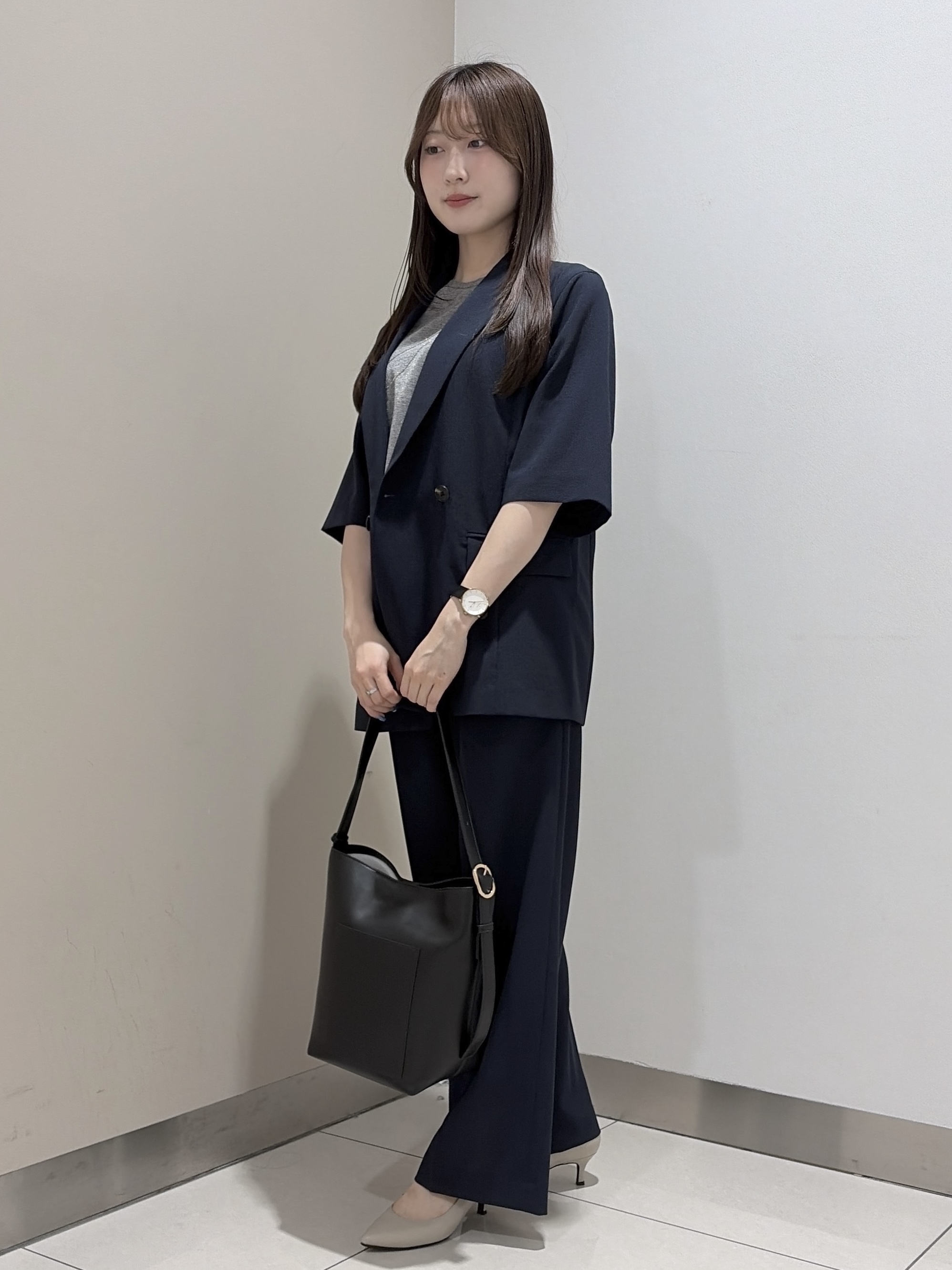 岡田美詩さんの「UNTITLED｜【秋の通勤羽織/セットアップ可/UVカット】エアリークール半袖ジャケット」を使ったコーディネート