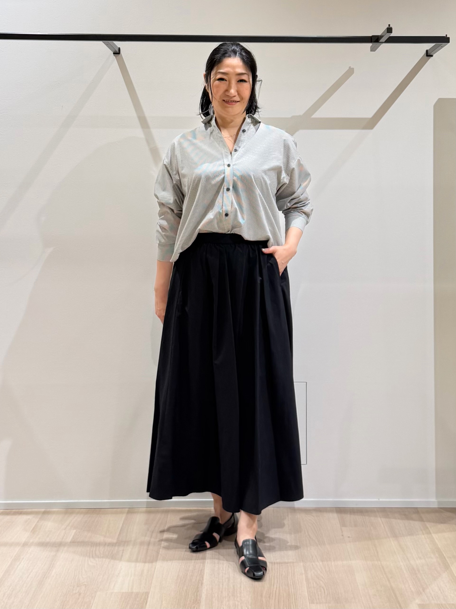 TOMOMIさんの「UNTITLED｜【洗える】ファンシーヤーンVネックニットベスト」を使ったコーディネート