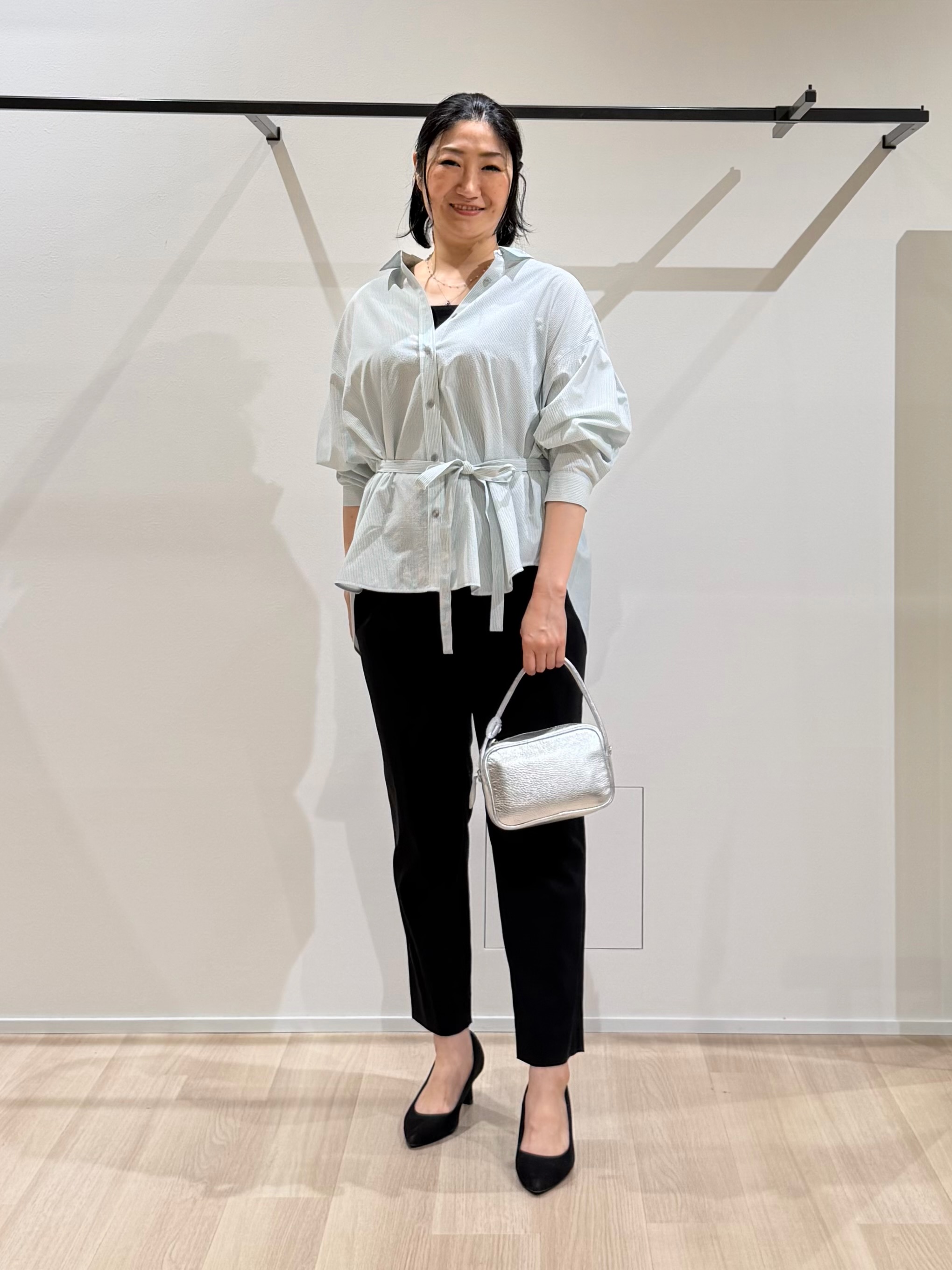TOMOMIさんの「UNTITLED｜【UVケア／接触冷感／ベルト付】サッカー素材シャツ」を使ったコーディネート