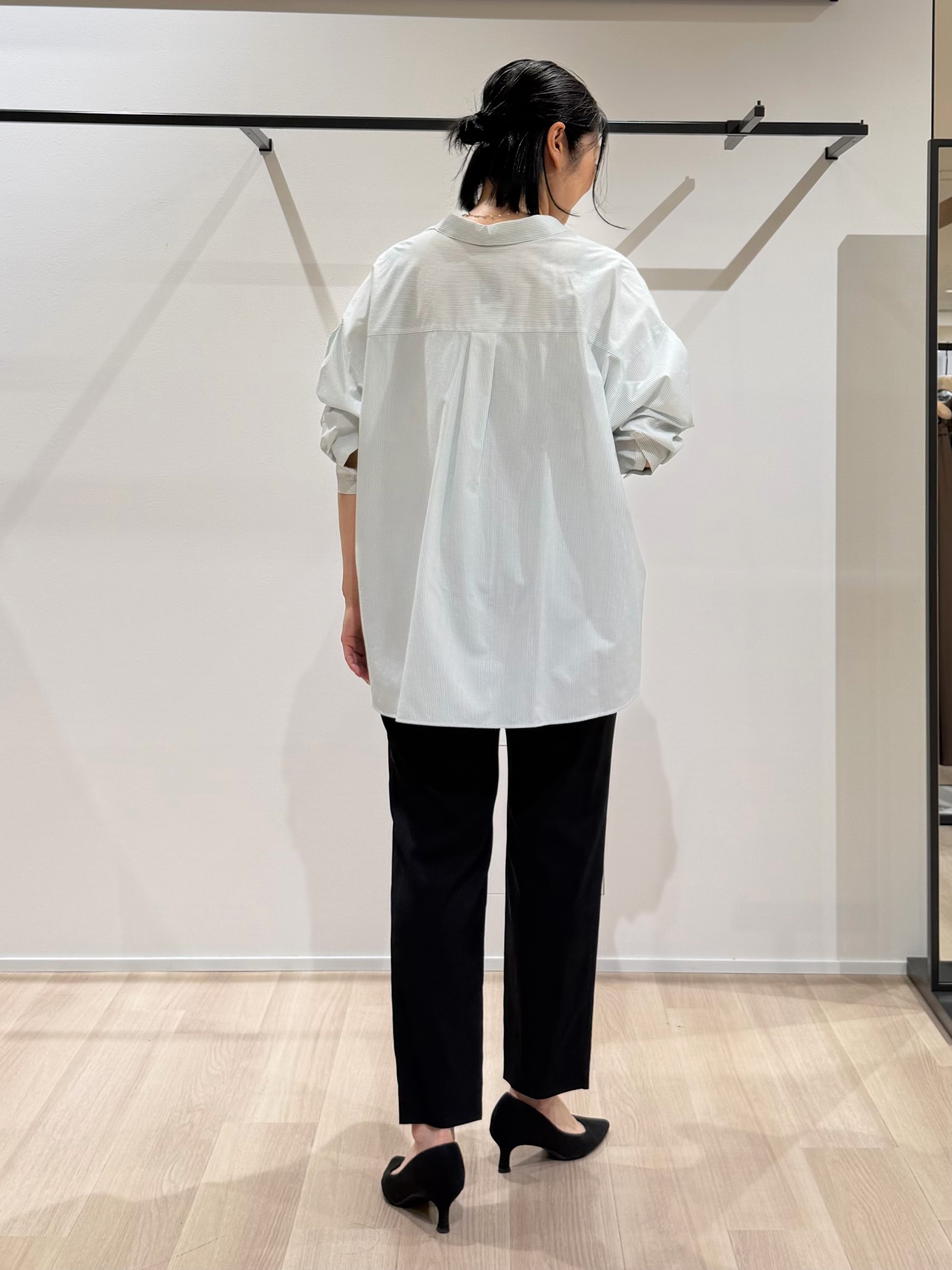 TOMOMIさんの「UNTITLED｜【UVケア／接触冷感／ベルト付】サッカー素材シャツ」を使ったコーディネート
