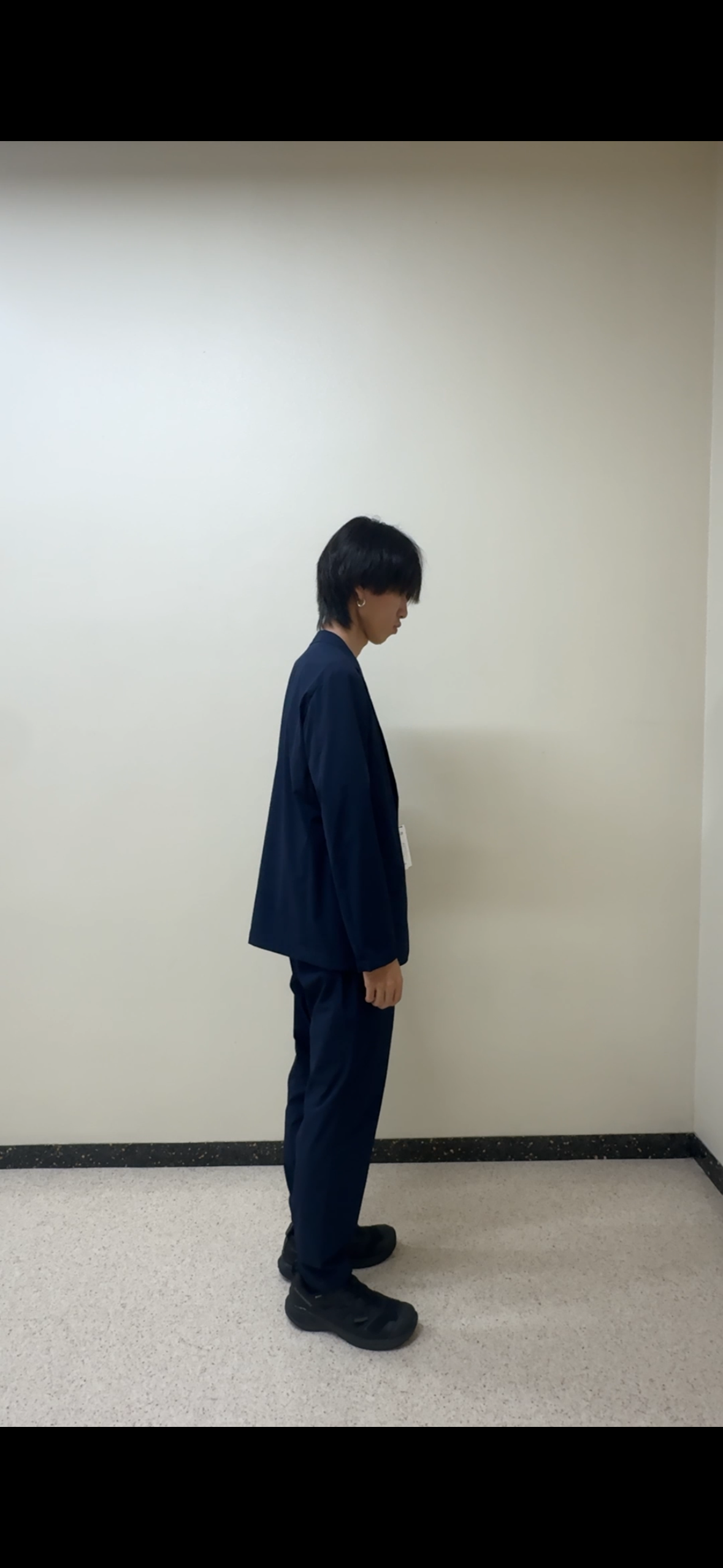 平畑慶さんの「TAKEO KIKUCHI｜3Dナイロンストレッチ イージーパンツ」を使ったコーディネート