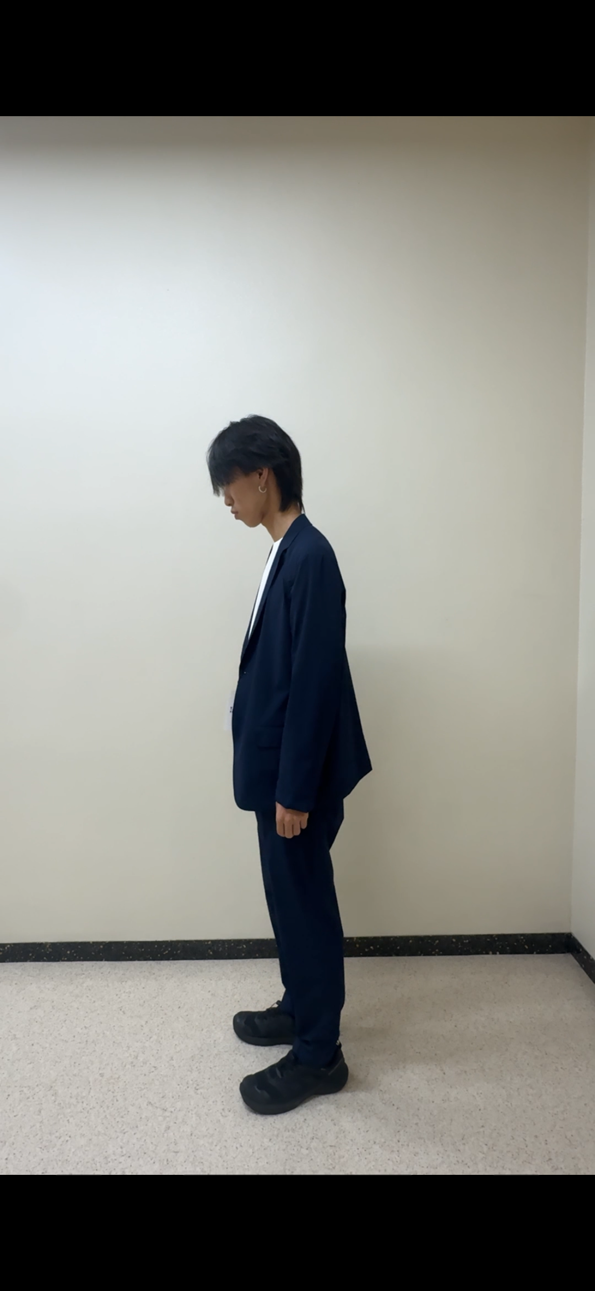 平畑慶さんの「TAKEO KIKUCHI｜3Dナイロンストレッチ イージーパンツ」を使ったコーディネート