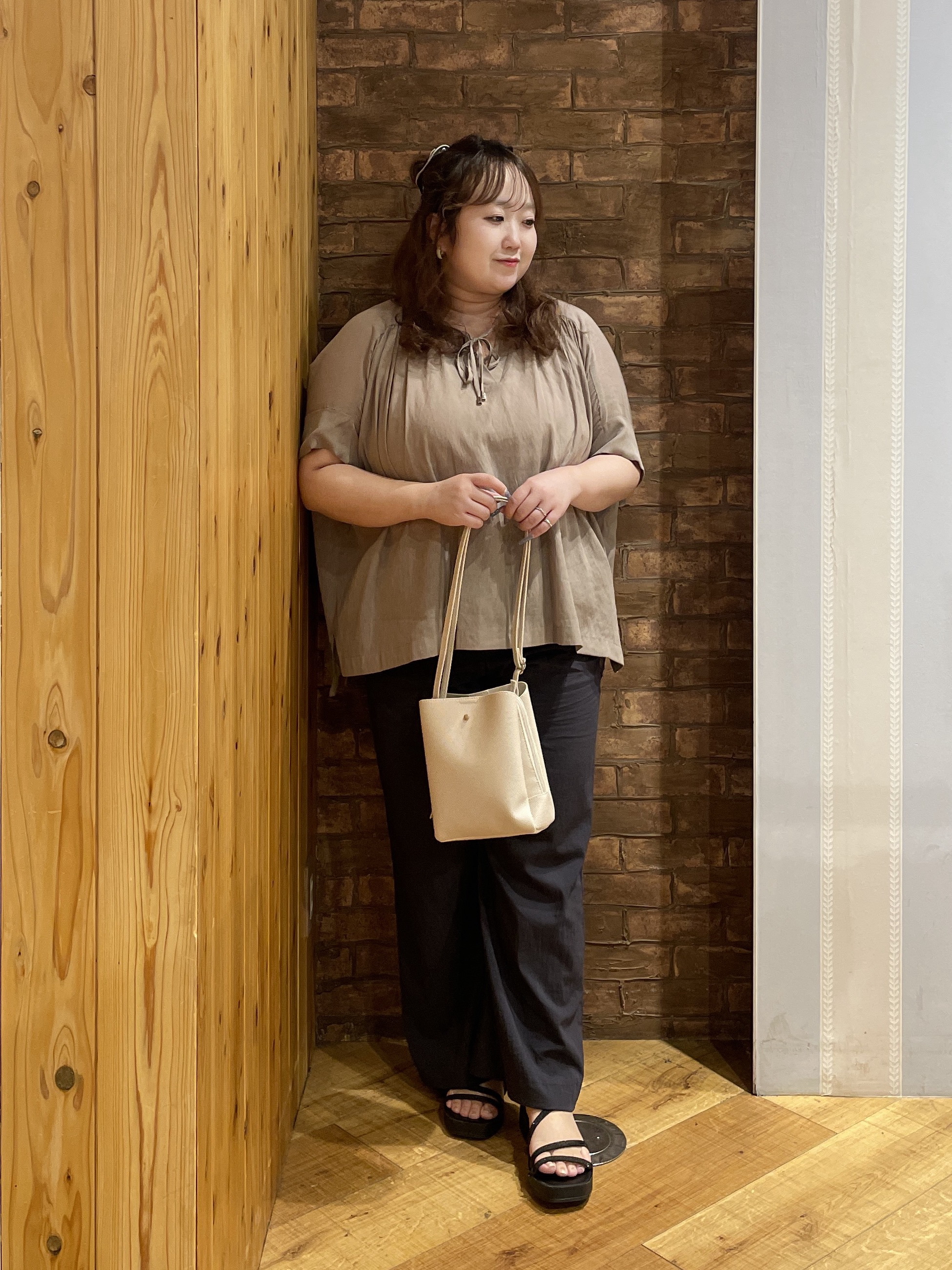 Risaさんの「SHOO･LA･RUE｜【2点セット/洗濯機可】大人の抜け感 インせず決まるリボン付きブラウス＆タンクトップ」を使ったコーディネート