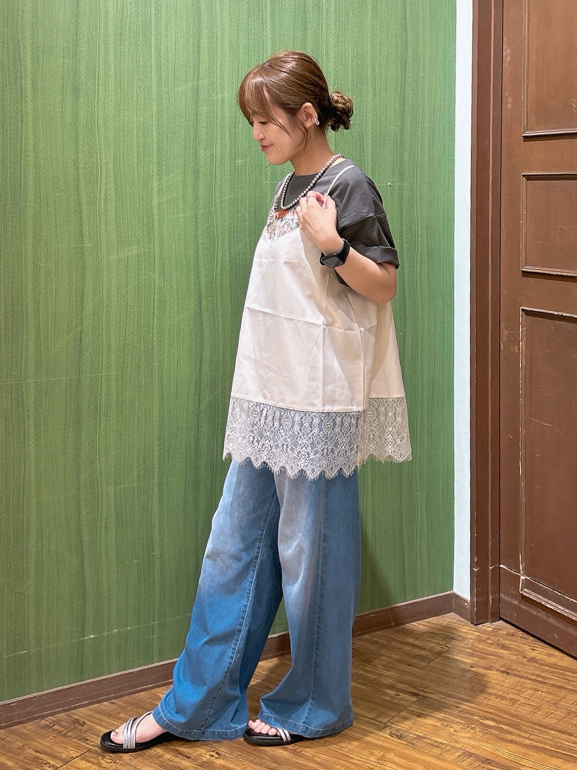 かおりさんの「SHOO･LA･RUE｜【S-LL/洗濯機可】大人っぽく着られる ジェルロゴプリントTシャツ」を使ったコーディネート
